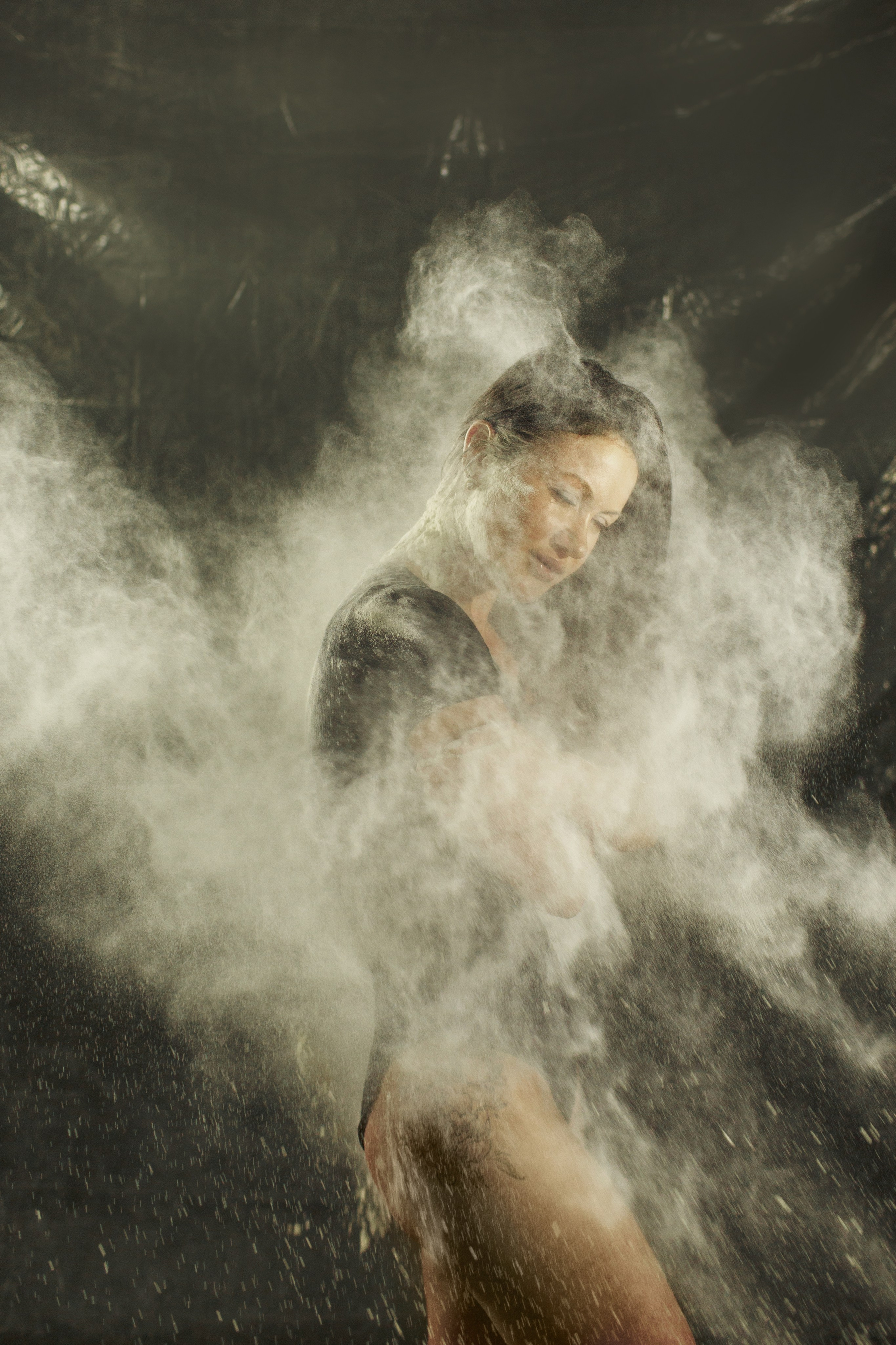 Творческая фотосессия: в модель бросают муку с короткой выдержкой на фотоаппарате.