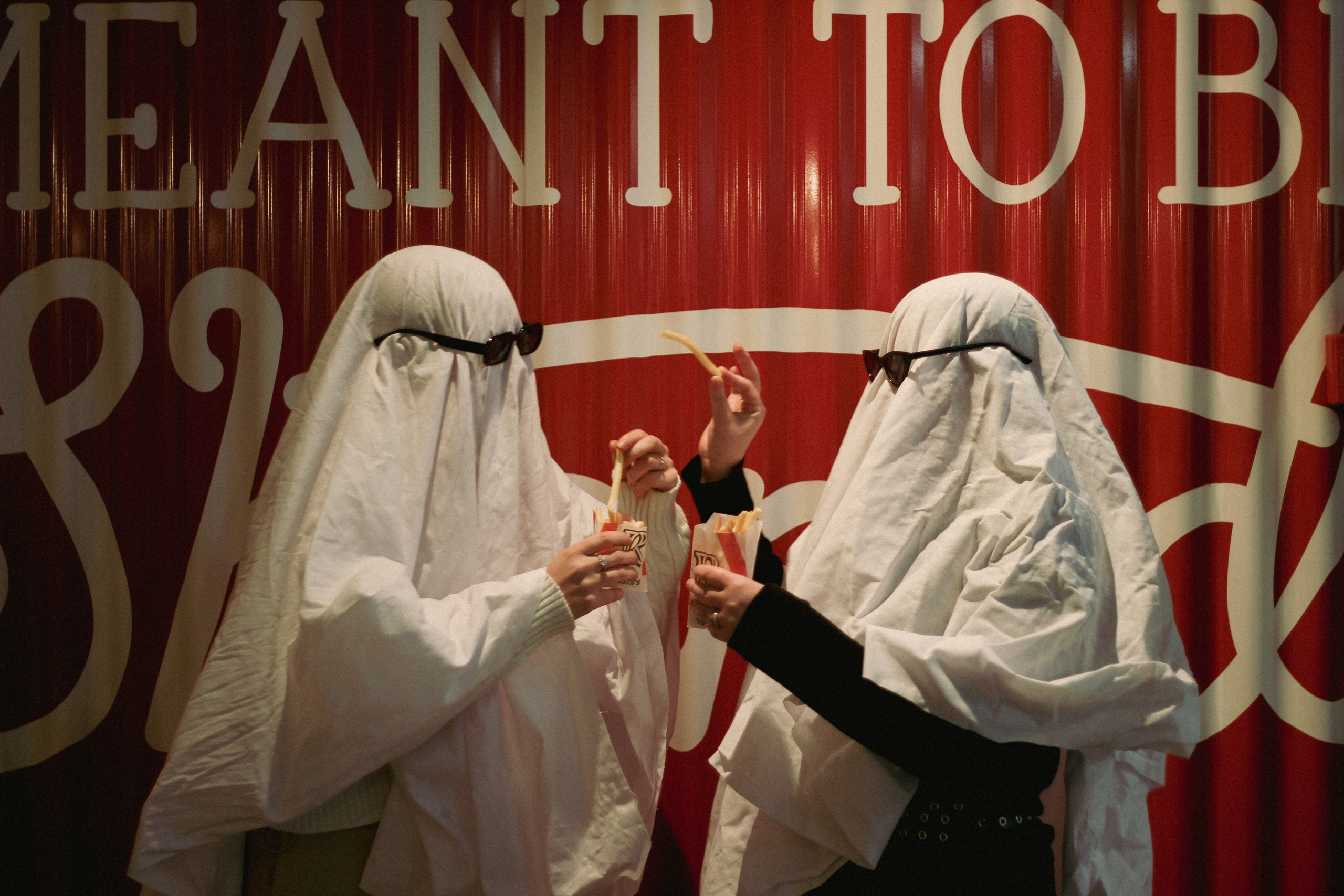 Милые привидения Алёна и Альбина. Фотограф Красноярск