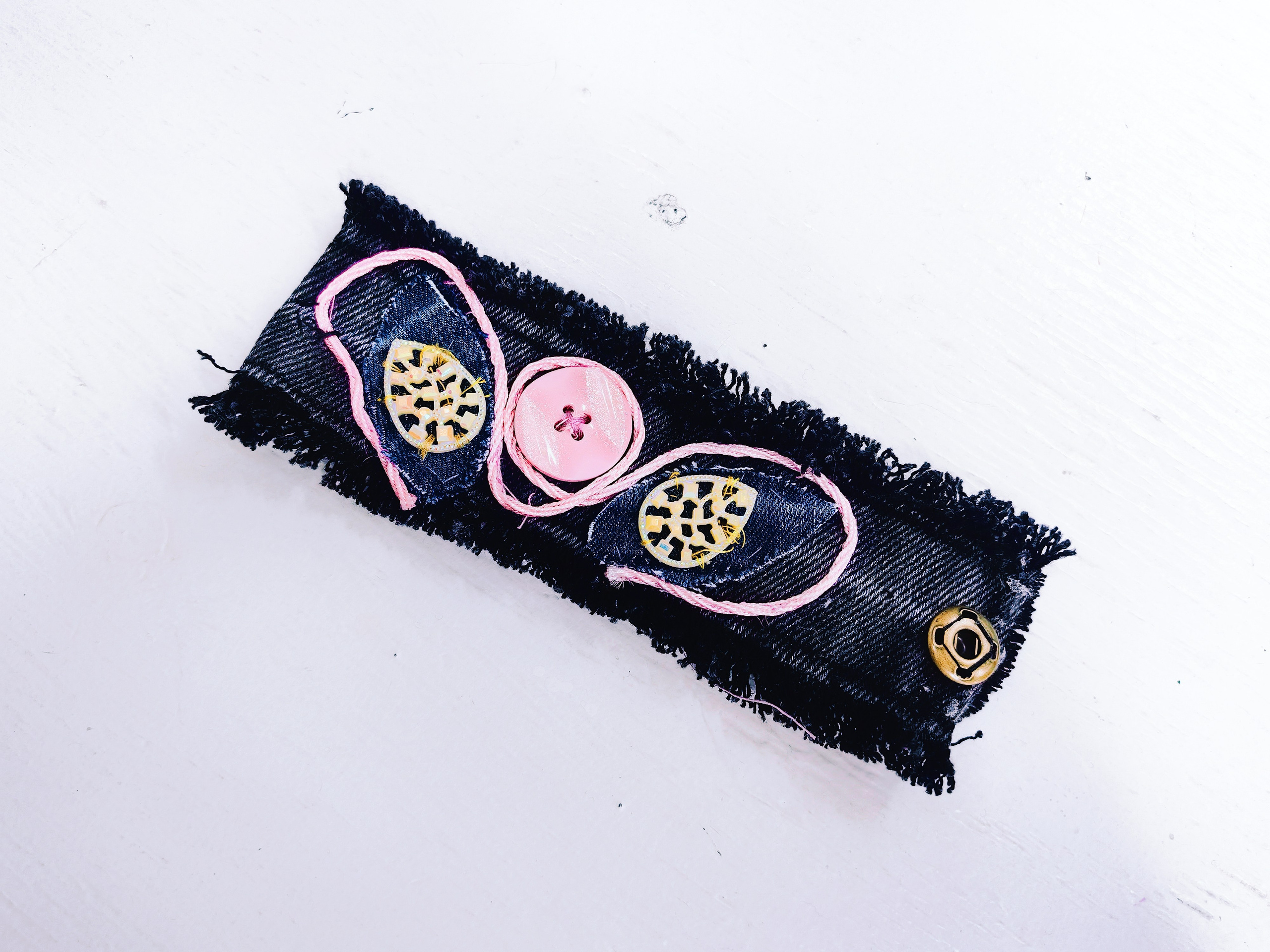 Браслеты из джинсы — мастер-класс по шитью для девочек. Владивосток. Школа для девочек во Владивостоке — Само Совершенство