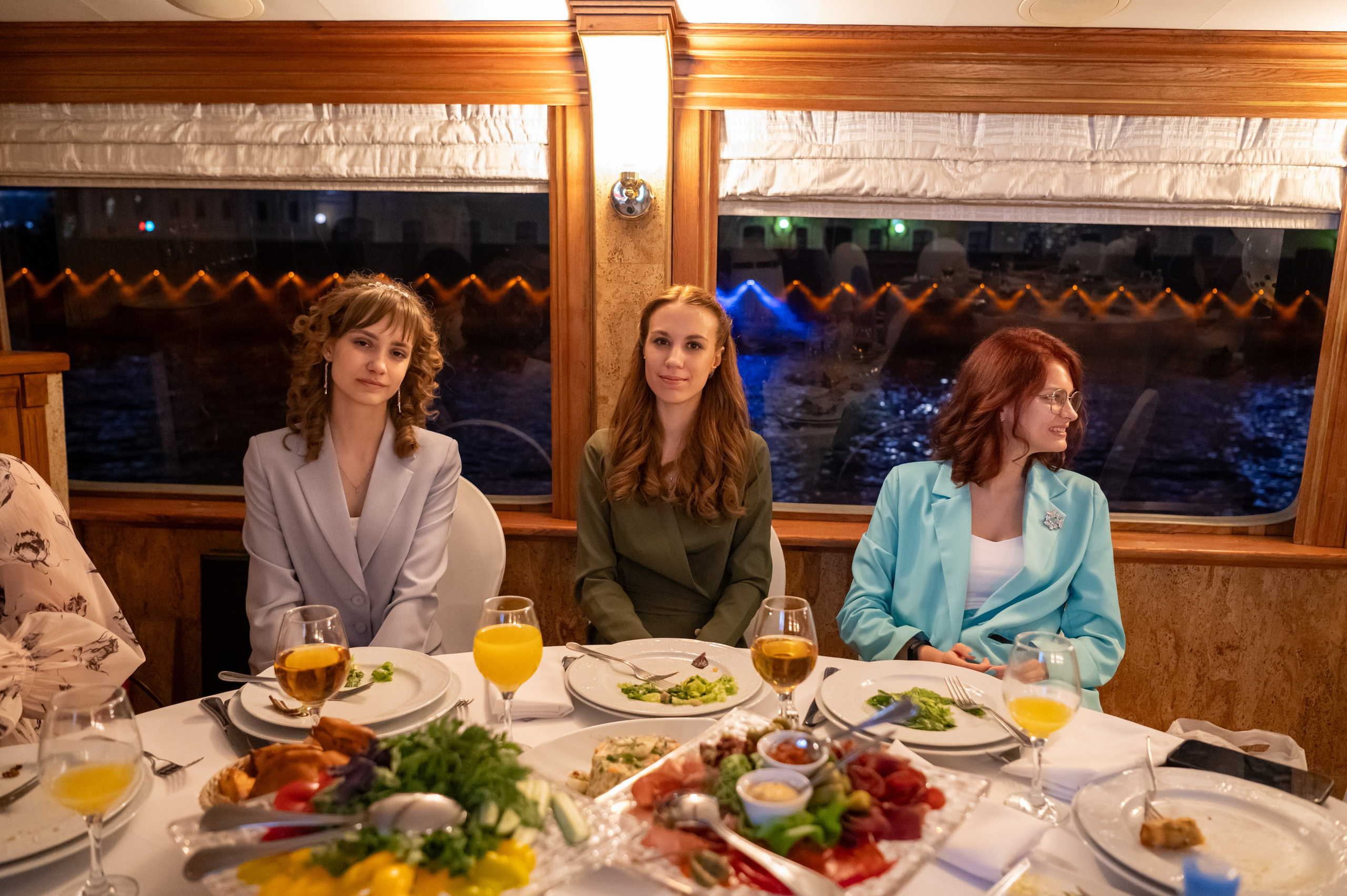 Выпускной вечер 11 класс на теплоходе. Детский и семейный фотограф г. Москва Оксана Катаджи