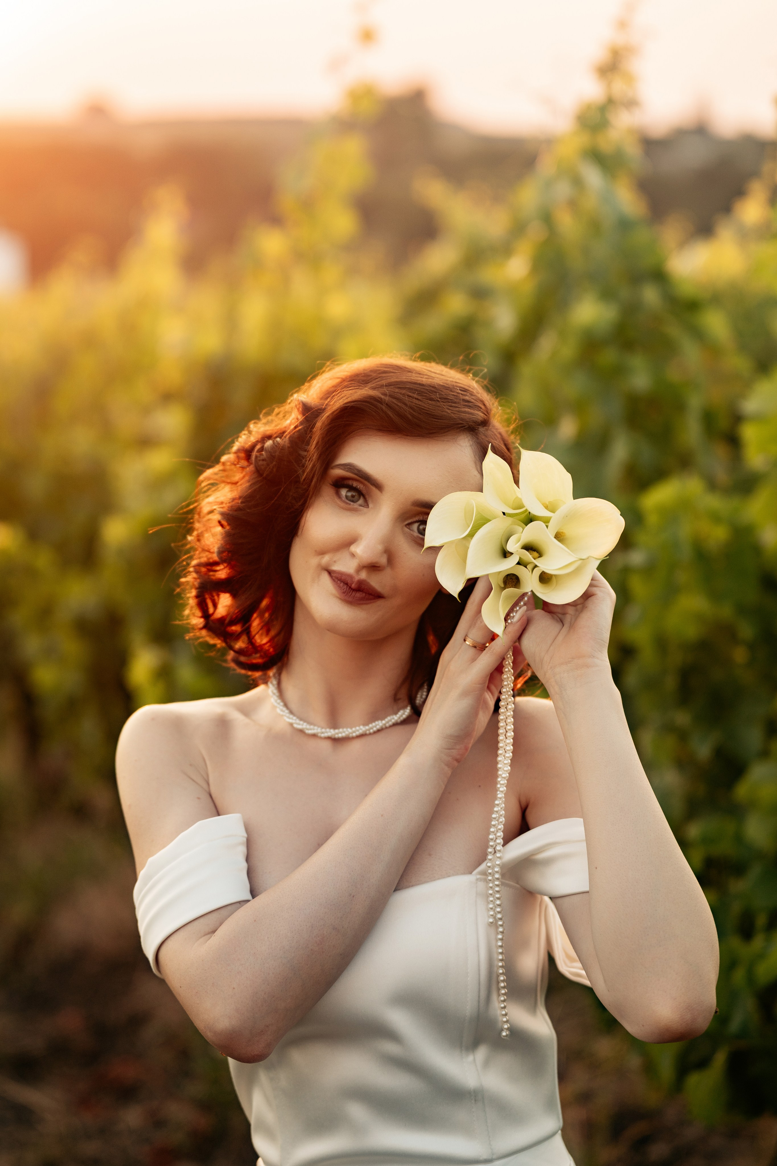  Свадебная фотосессия в Шато Андре — Крупный план: переплетенные руки пары с бокалами.