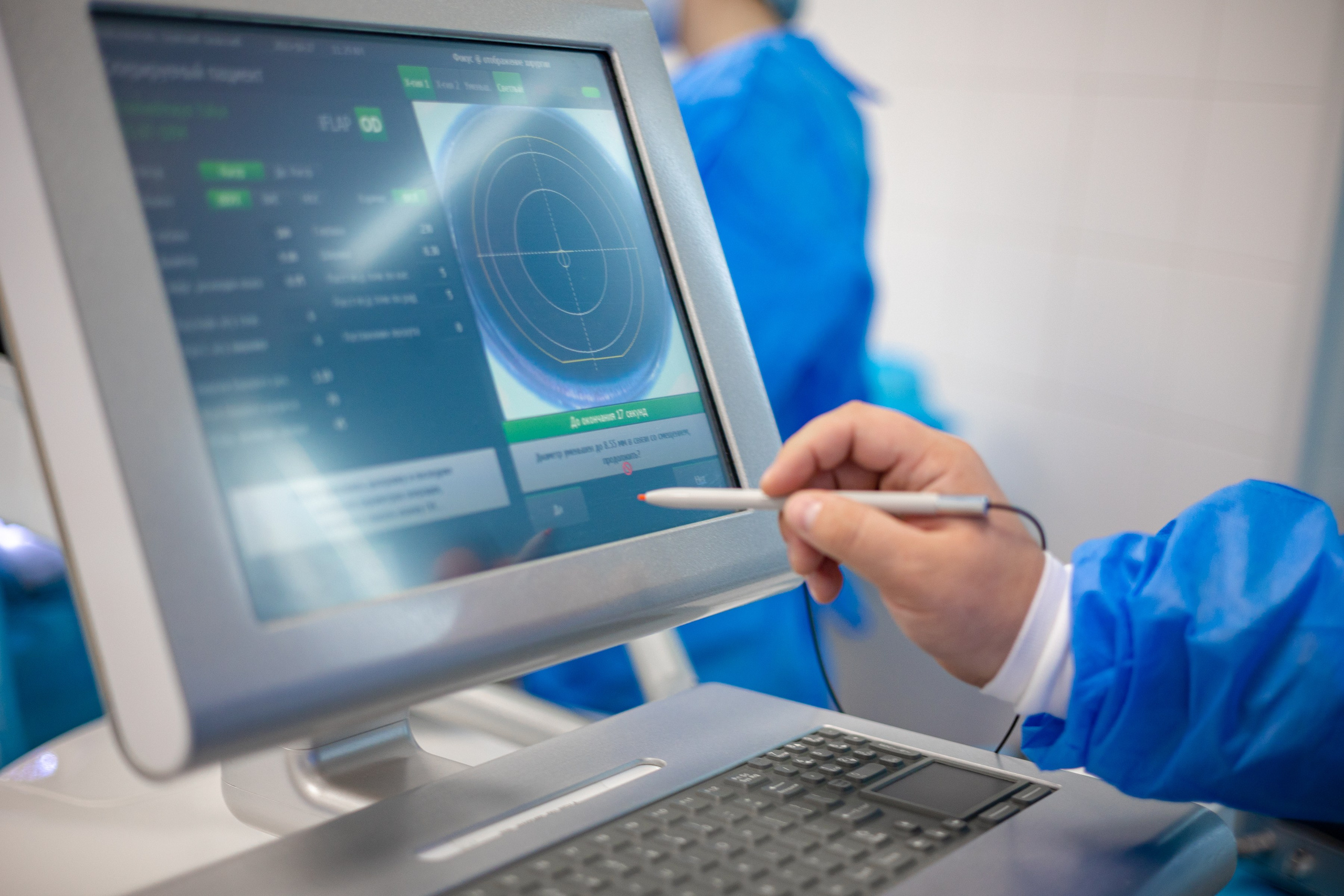 работа инженера в операционной во время операции 