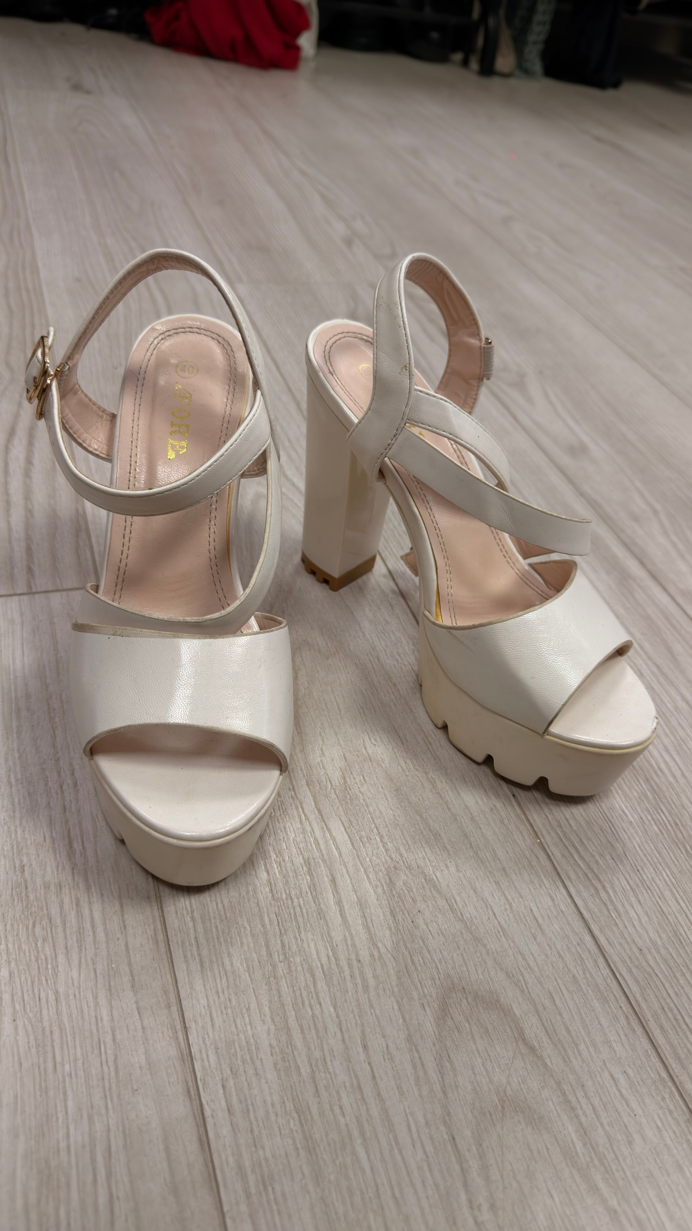 Туфли в аренду. Аренда костюмов, платьев и реквизита для фотосессий на Камчатке