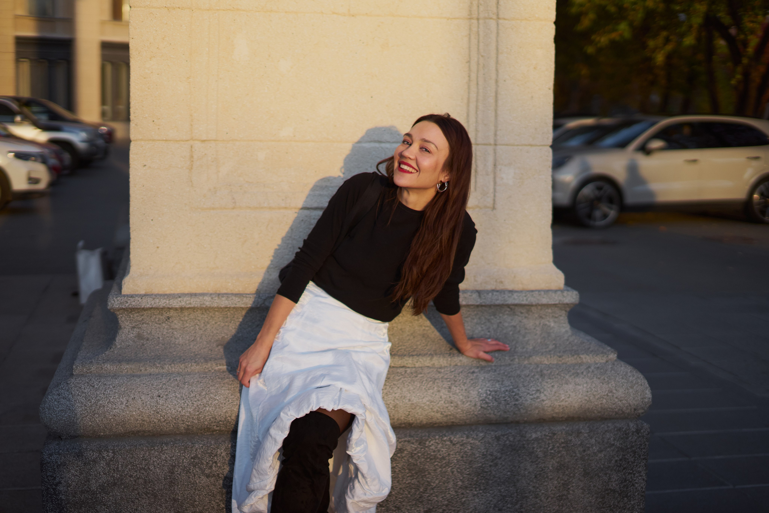 Осенняя фотосессия возле театра для Татьяны. Репортажный и женский фотограф в Новосибирске