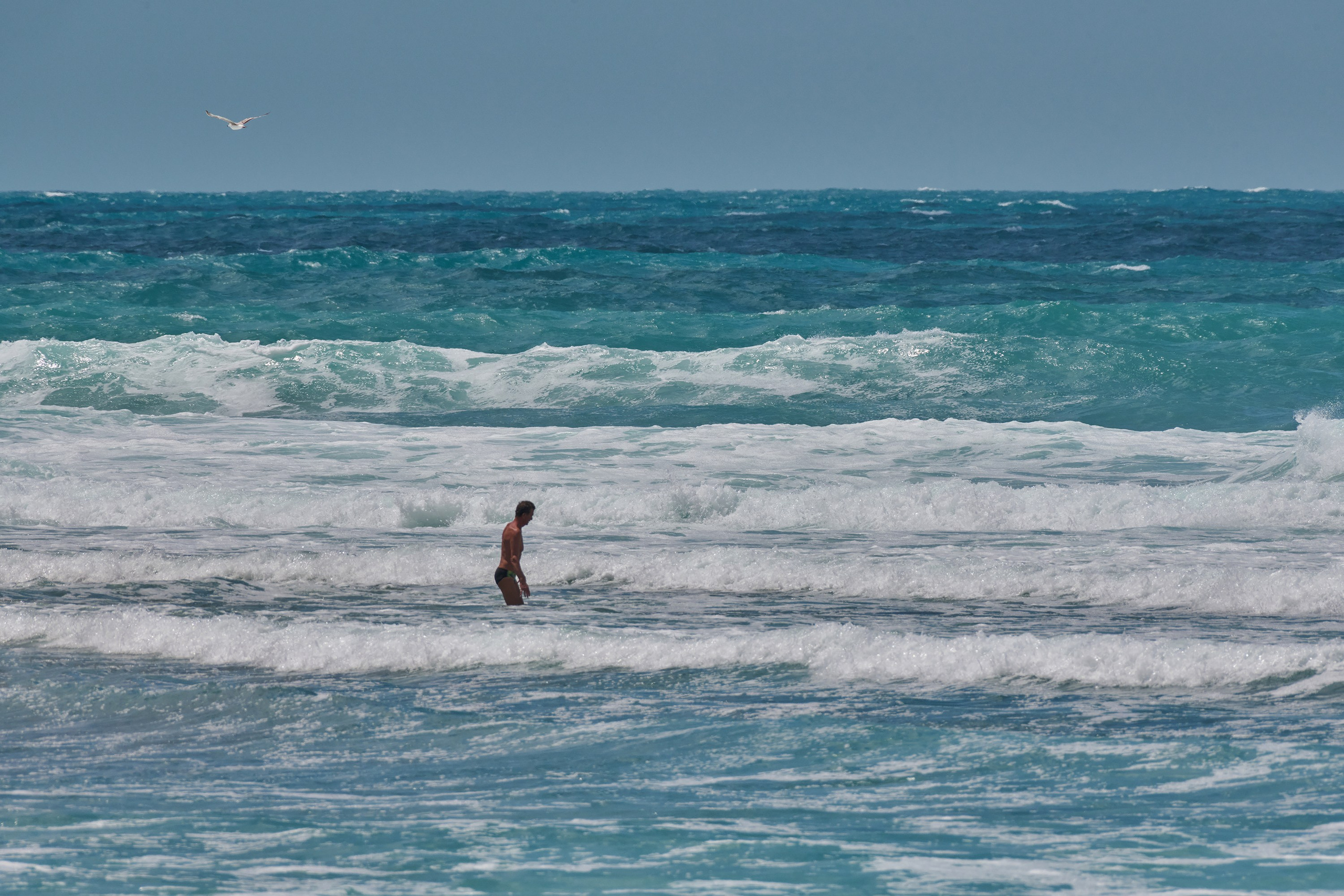 Геленджик, мыс Толстый, мужчина заходит в море с шторм