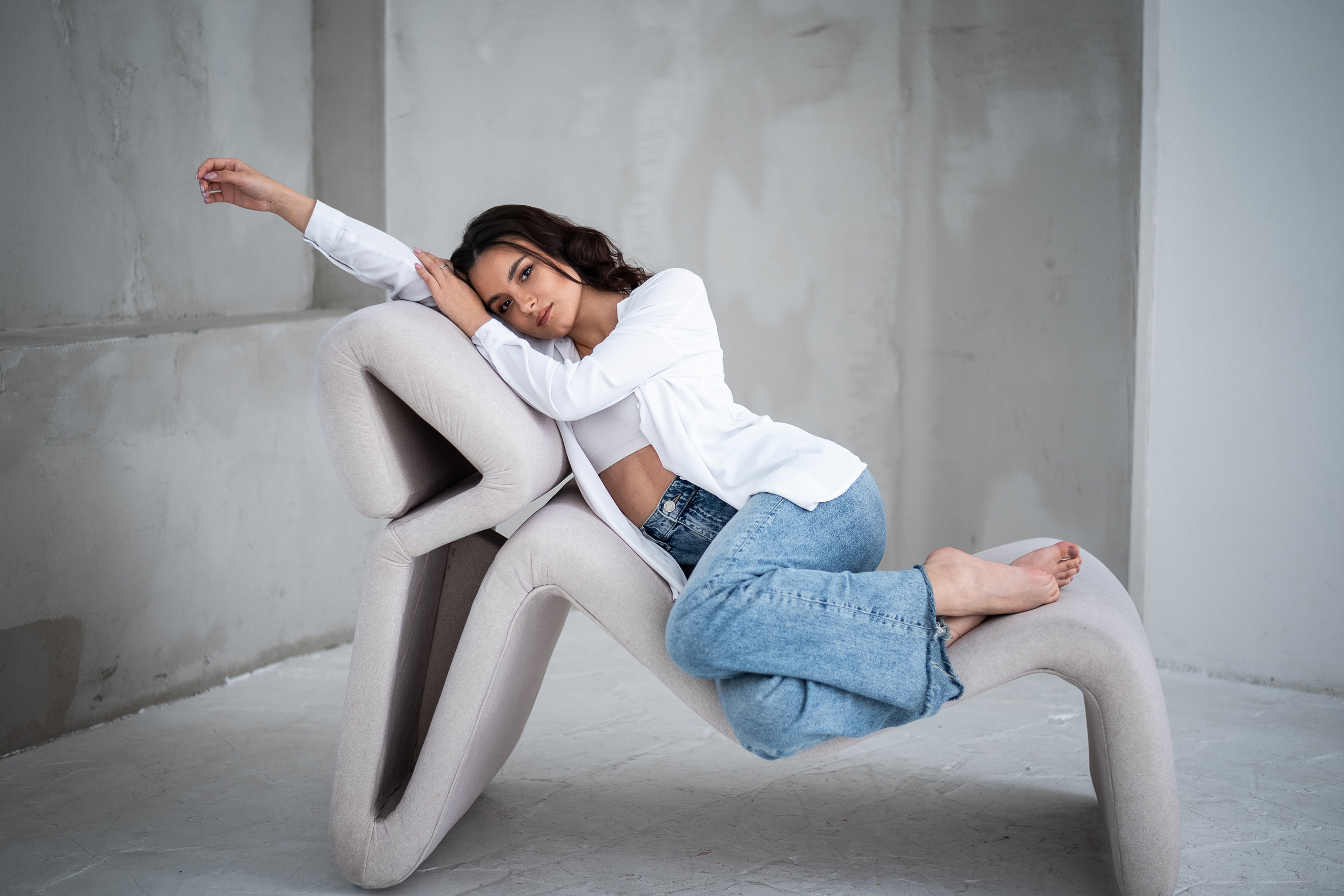 девушка в белой рубашке в стиле минимализм