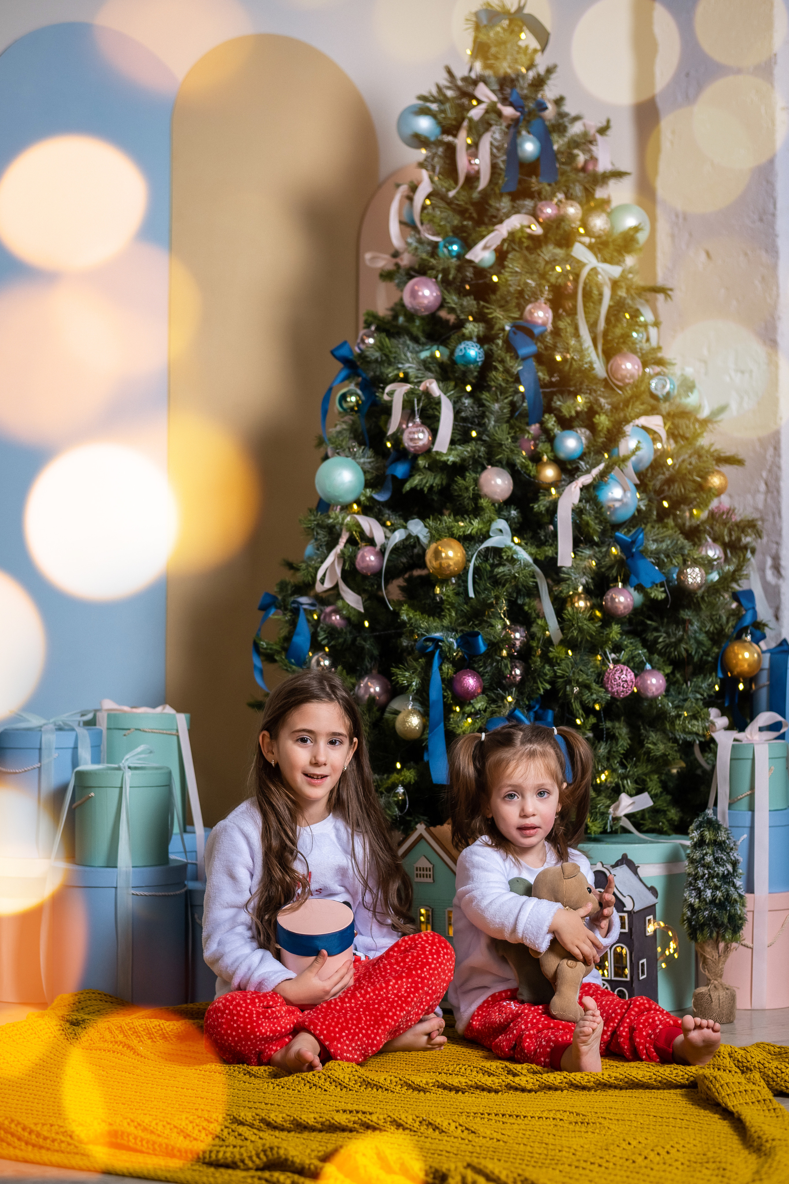 Праздничная фотосессия в студии в зале с нежными тонами. КОНТЕНТ | БРЕНД фотограф Санкт-Петербург — Жанна Олтаржевская