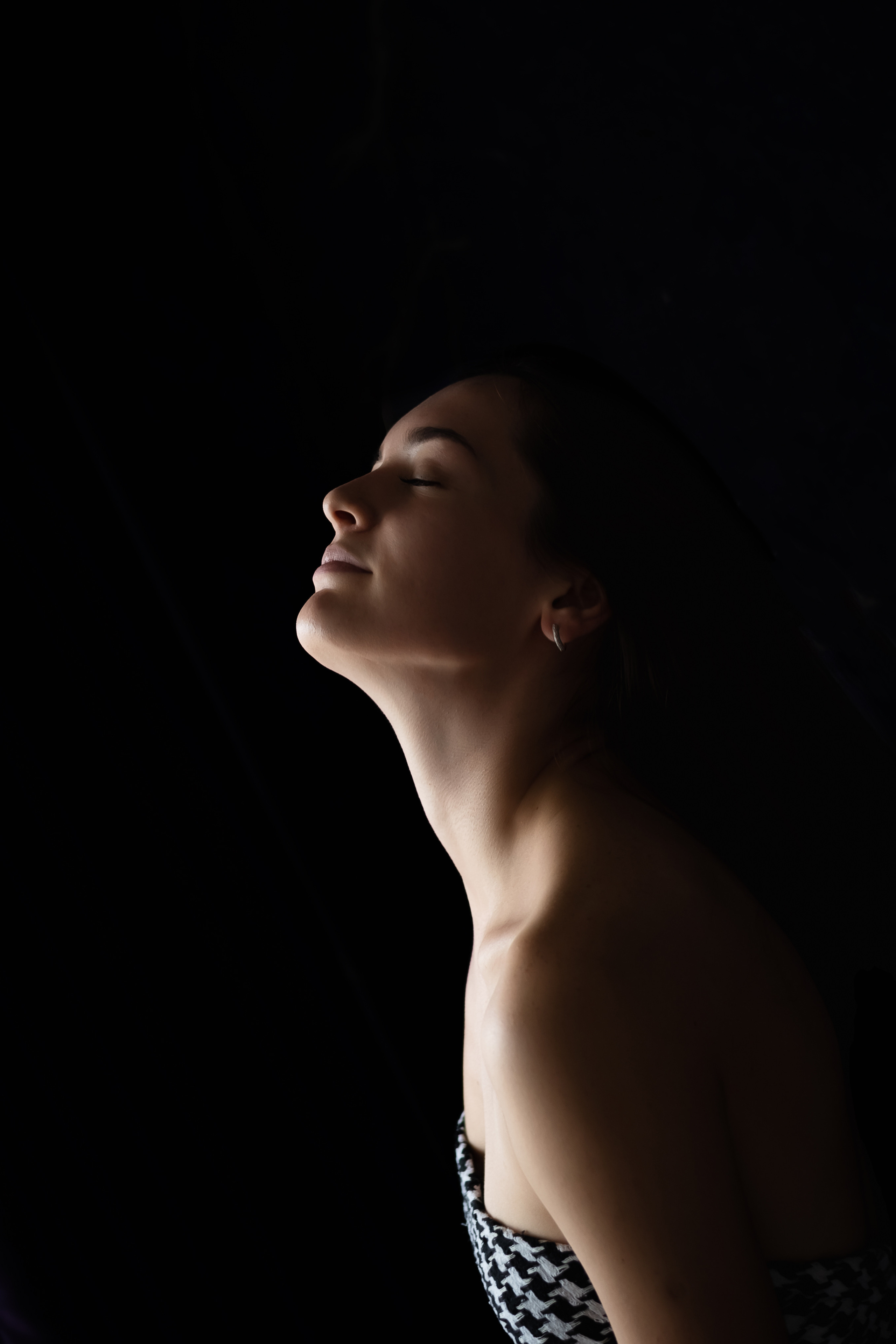 Портрет на темном фоне с рисующим светом. КОНТЕНТ |БРЕНД фотограф Санкт-Петербург — Жанна Олтаржевская