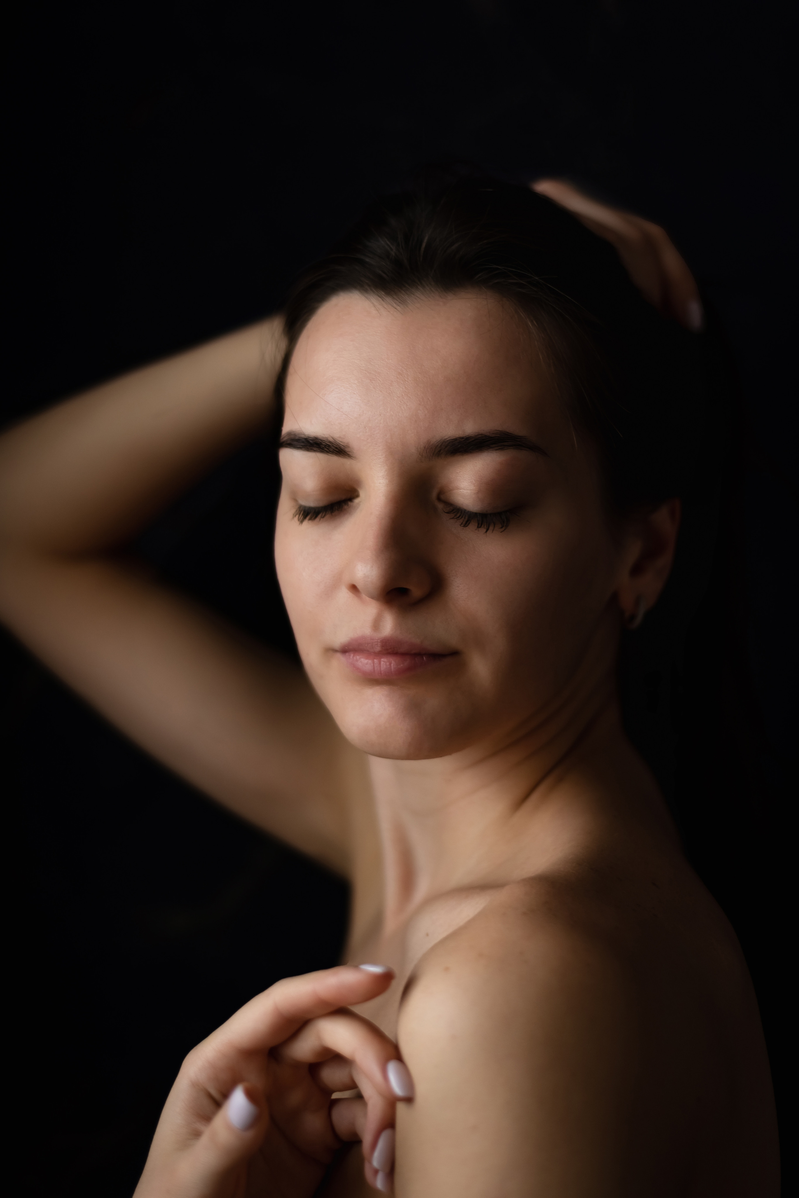 Портрет на темном фоне с рисующим светом. КОНТЕНТ |БРЕНД фотограф Санкт-Петербург — Жанна Олтаржевская