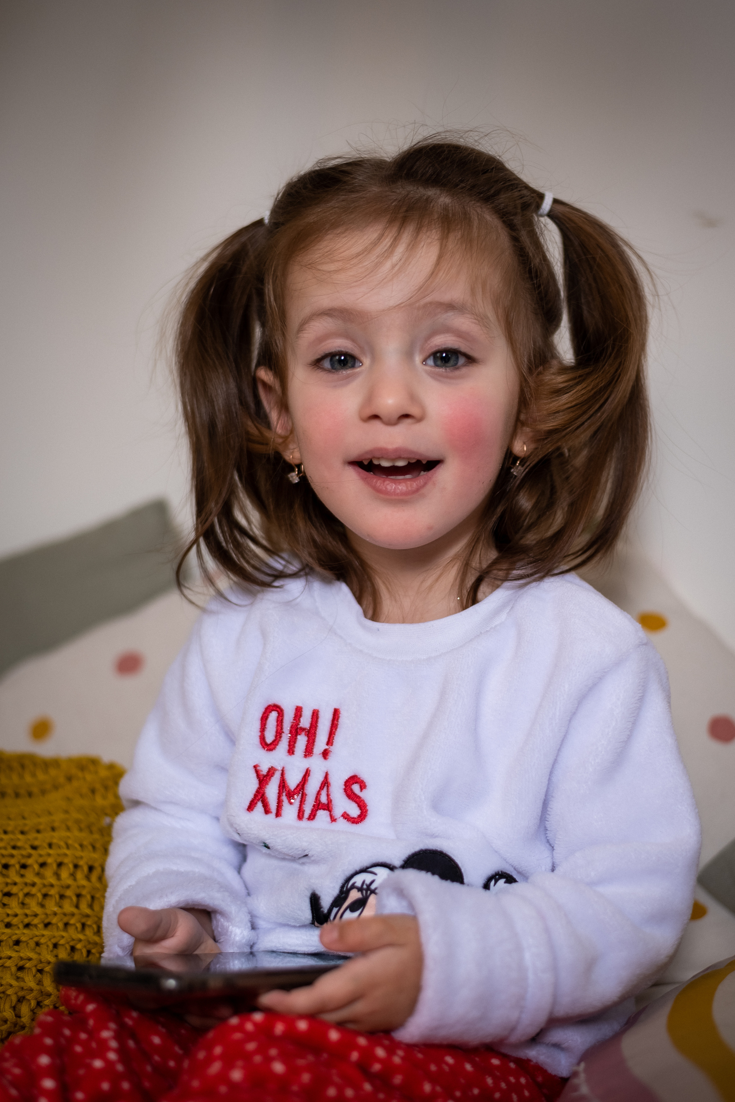 Праздничная фотосессия в студии в зале с нежными тонами. КОНТЕНТ | БРЕНД фотограф Санкт-Петербург — Жанна Олтаржевская