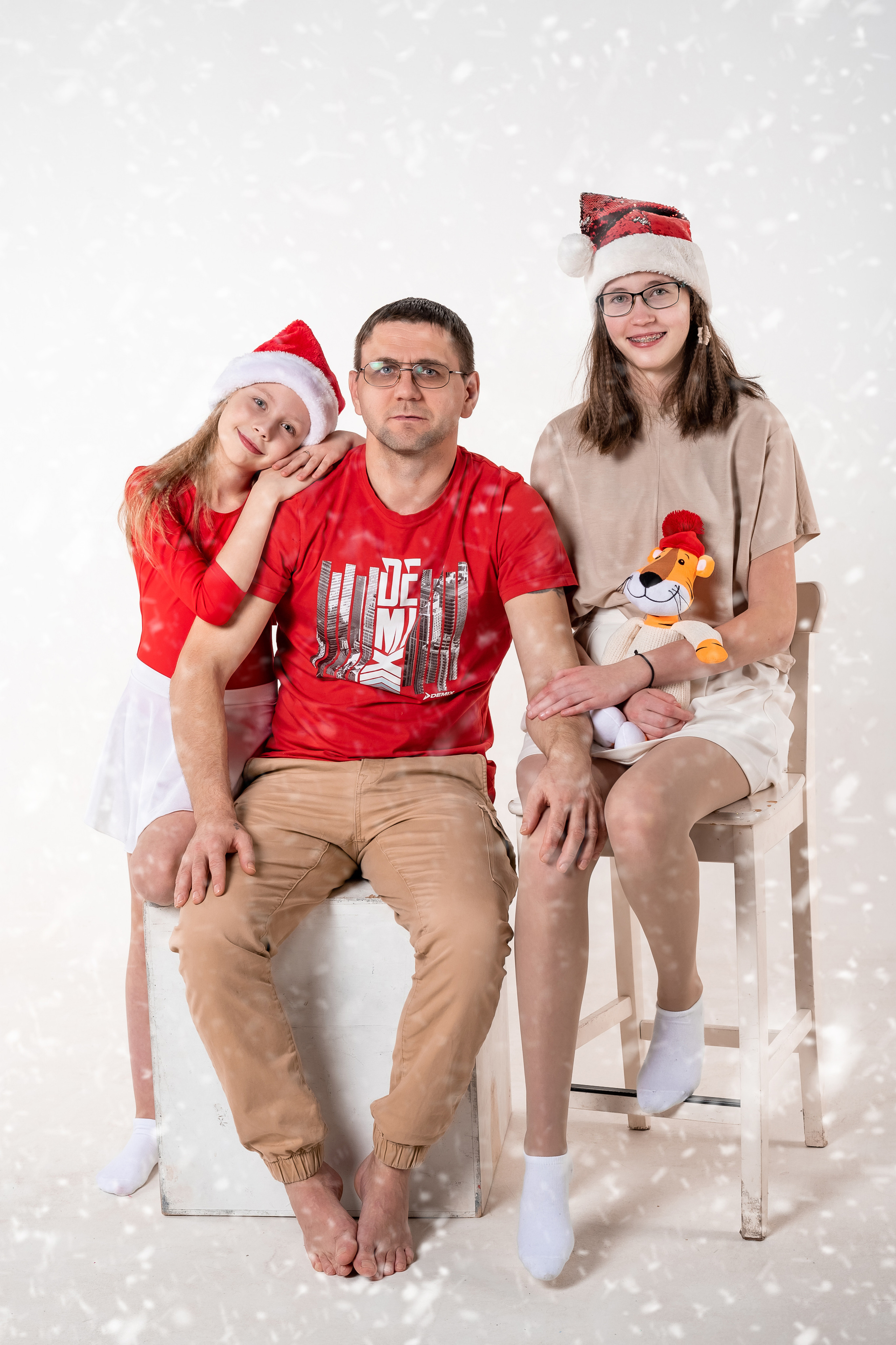 Семейная новогодняя фотосессия в зале на белом фоне. КОНТЕНТ | БРЕНД фотограф Санкт-Петербург — Жанна Олтаржевская