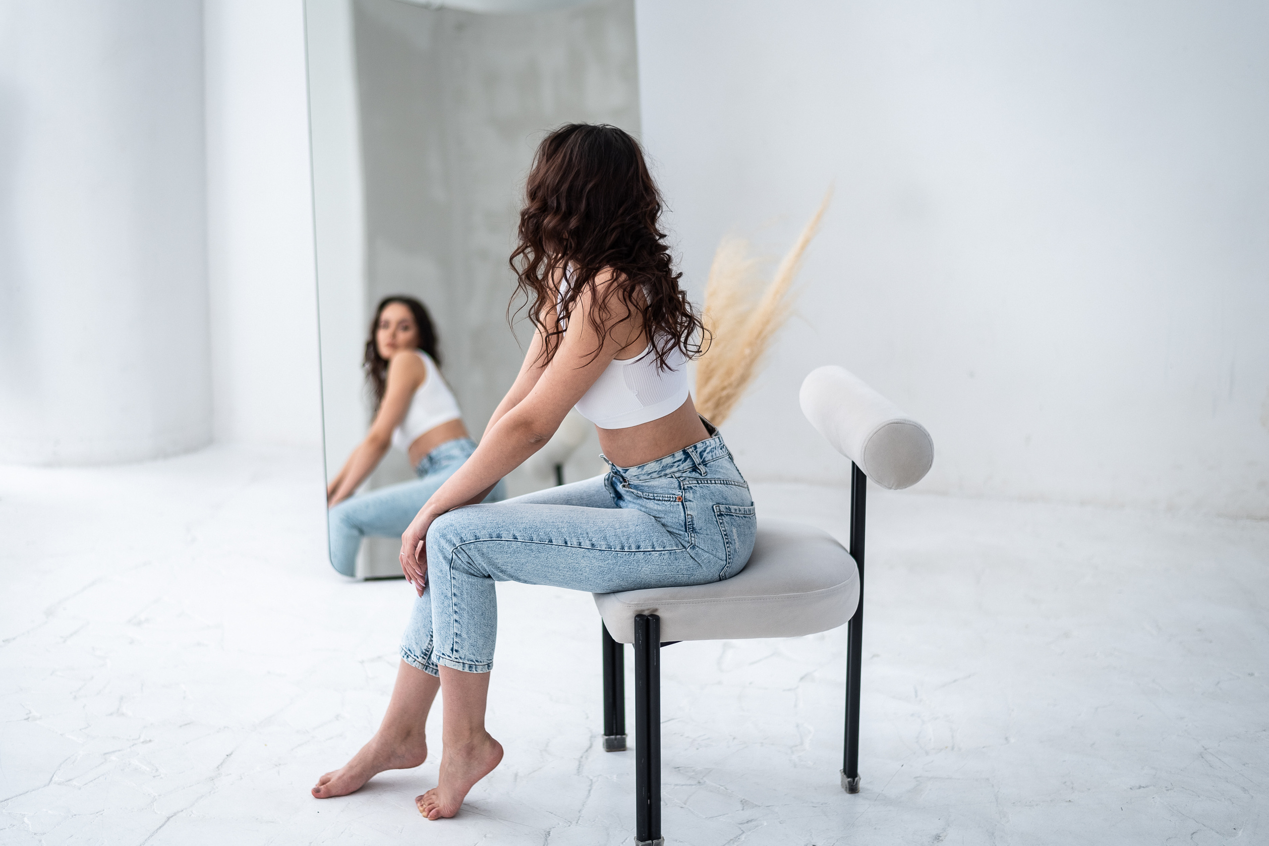 отражение в зеркале девушки сидящей на стуле