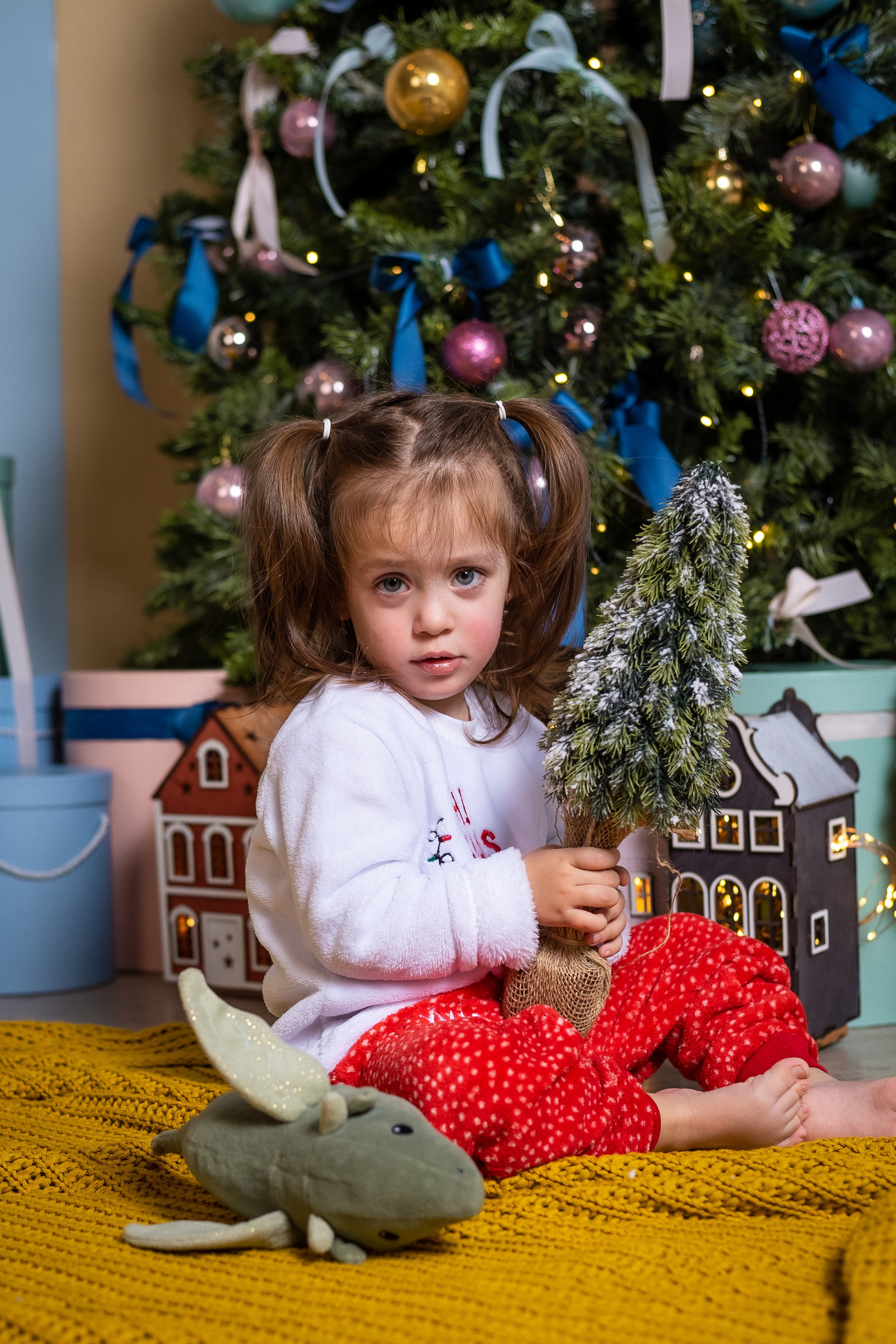 Праздничная фотосессия в студии в зале с нежными тонами. КОНТЕНТ | БРЕНД фотограф Санкт-Петербург — Жанна Олтаржевская