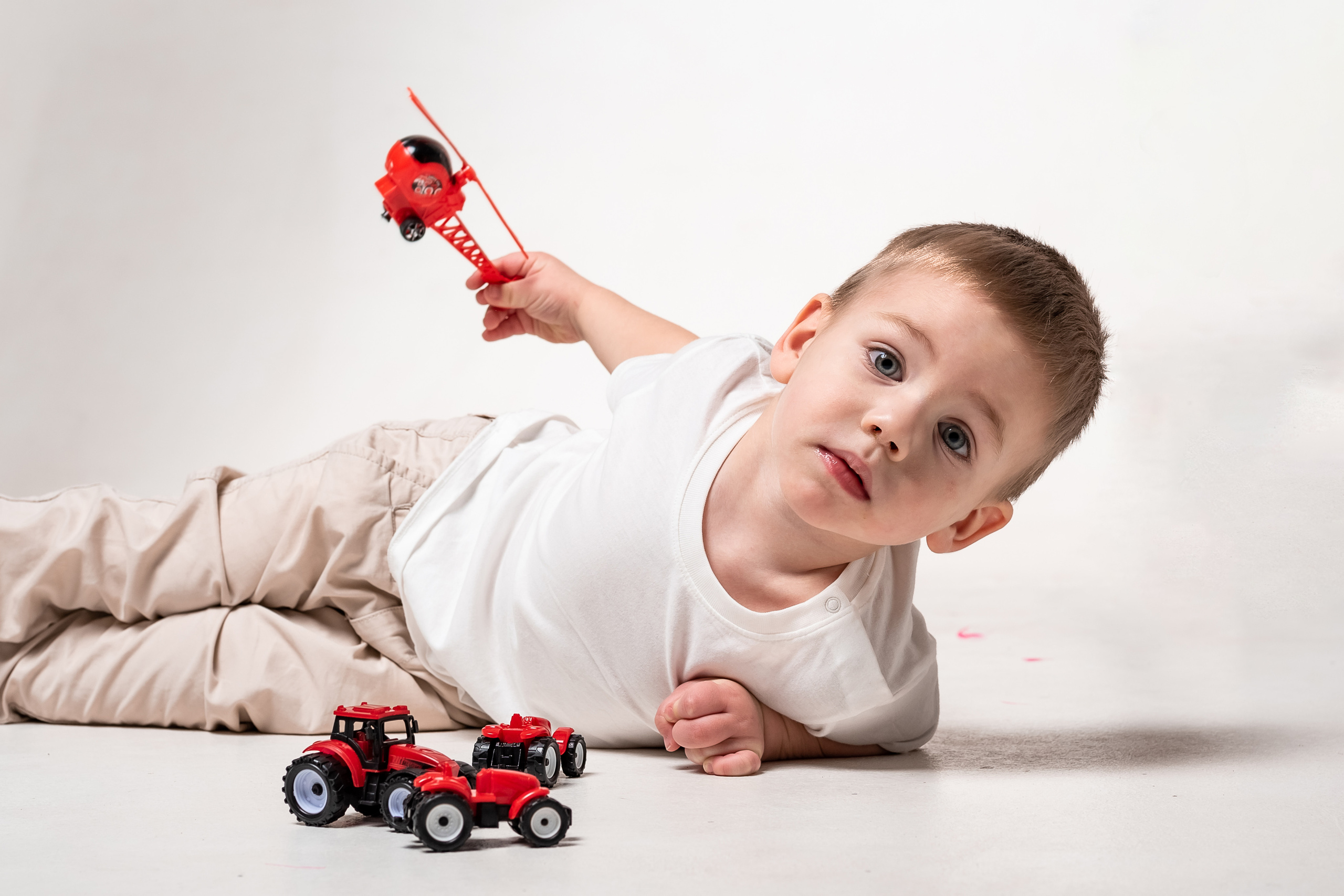 Семейная новогодняя фотосессия в зале на белом фоне. КОНТЕНТ | БРЕНД фотограф Санкт-Петербург — Жанна Олтаржевская
