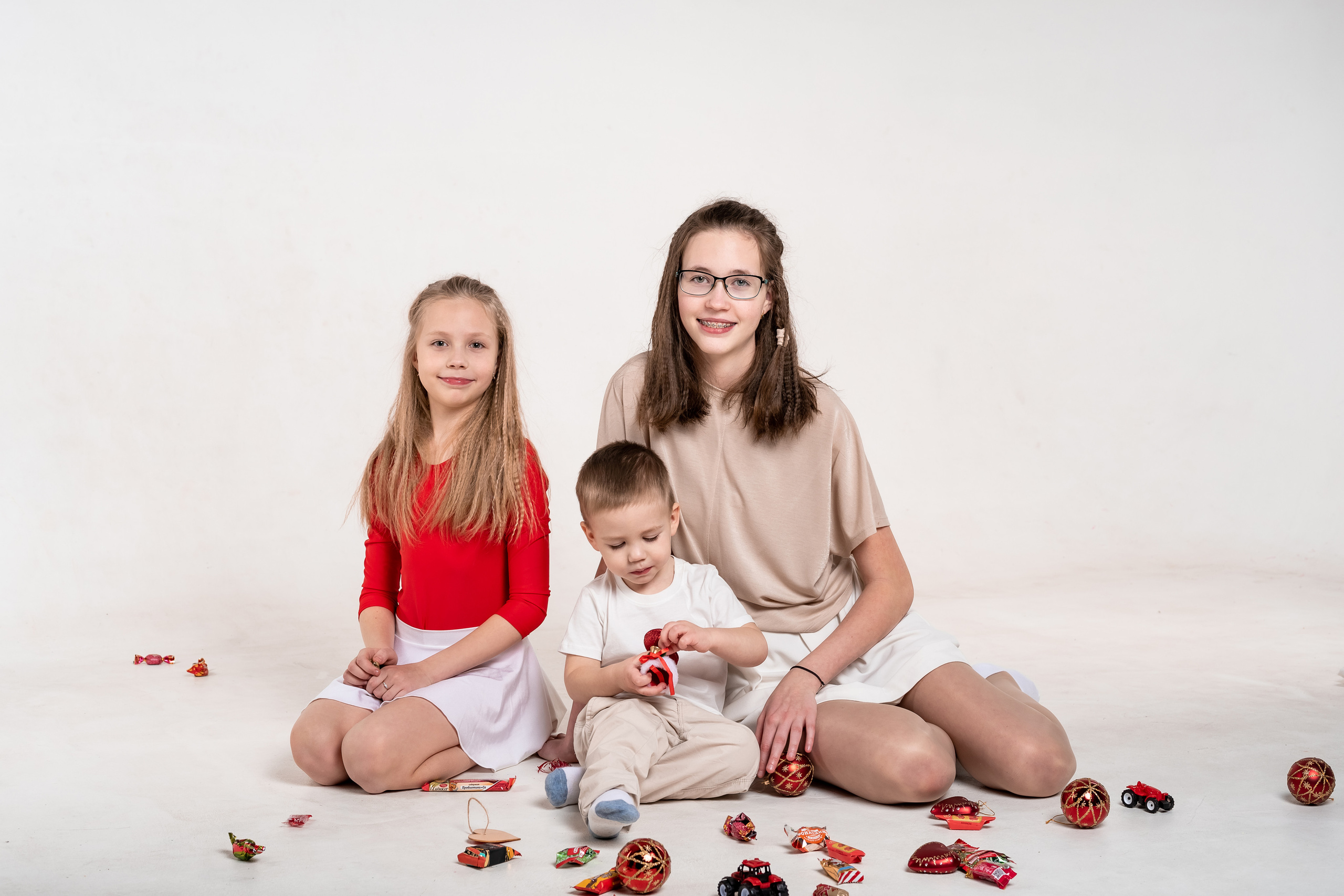 Семейная новогодняя фотосессия в зале на белом фоне. КОНТЕНТ | БРЕНД фотограф Санкт-Петербург — Жанна Олтаржевская