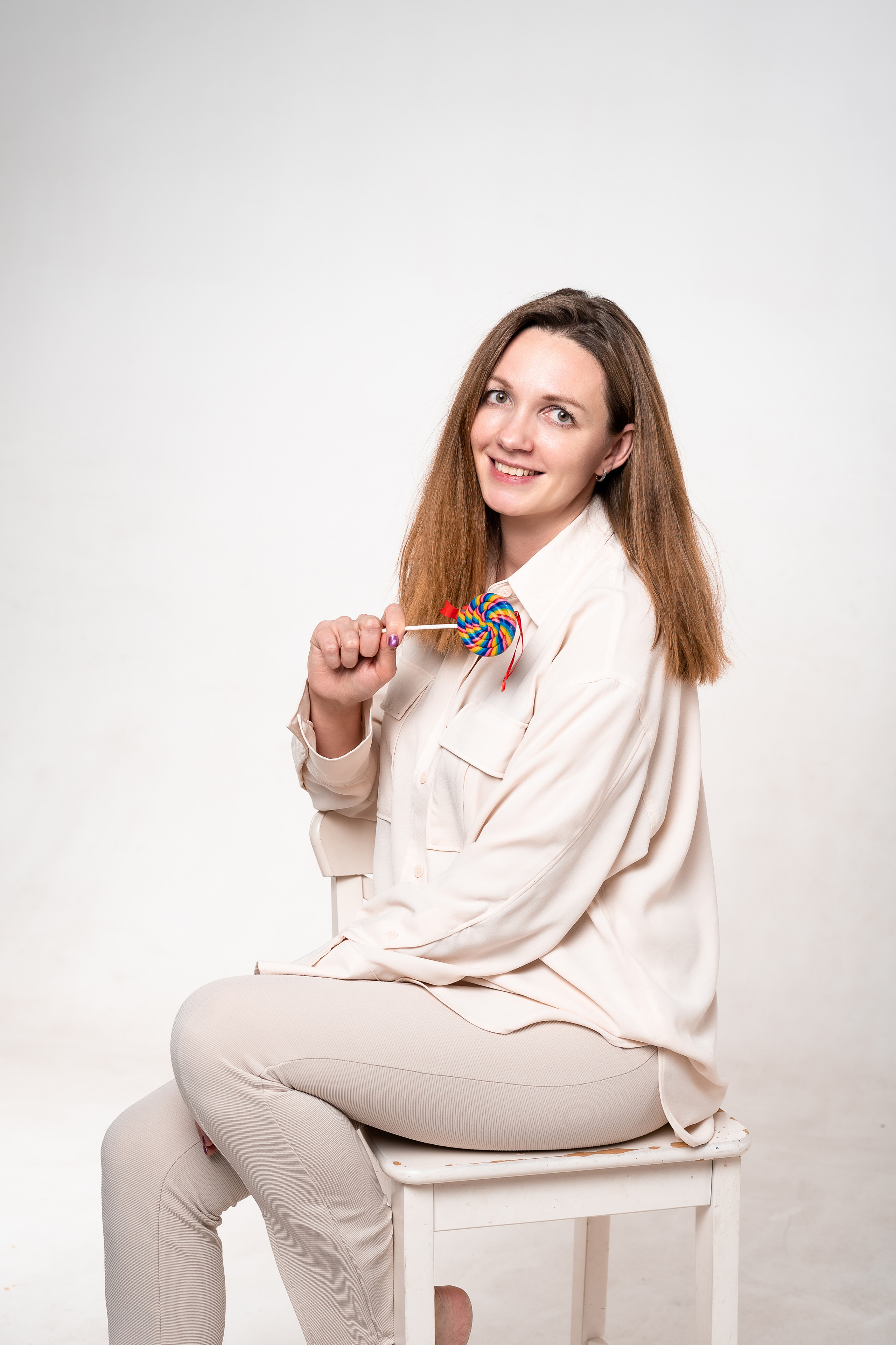 Семейная новогодняя фотосессия в зале на белом фоне. КОНТЕНТ | БРЕНД фотограф Санкт-Петербург — Жанна Олтаржевская