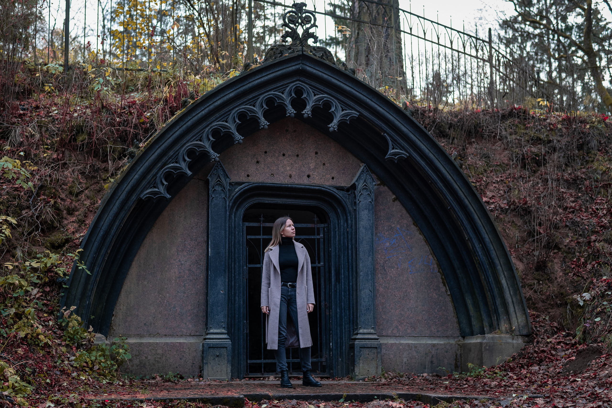 Фотосессия в Шуваловском парке возле лютеранской церкви и водоема. КОНТЕНТ |БРЕНД фотограф Санкт-Петербург — Жанна Олтаржевская