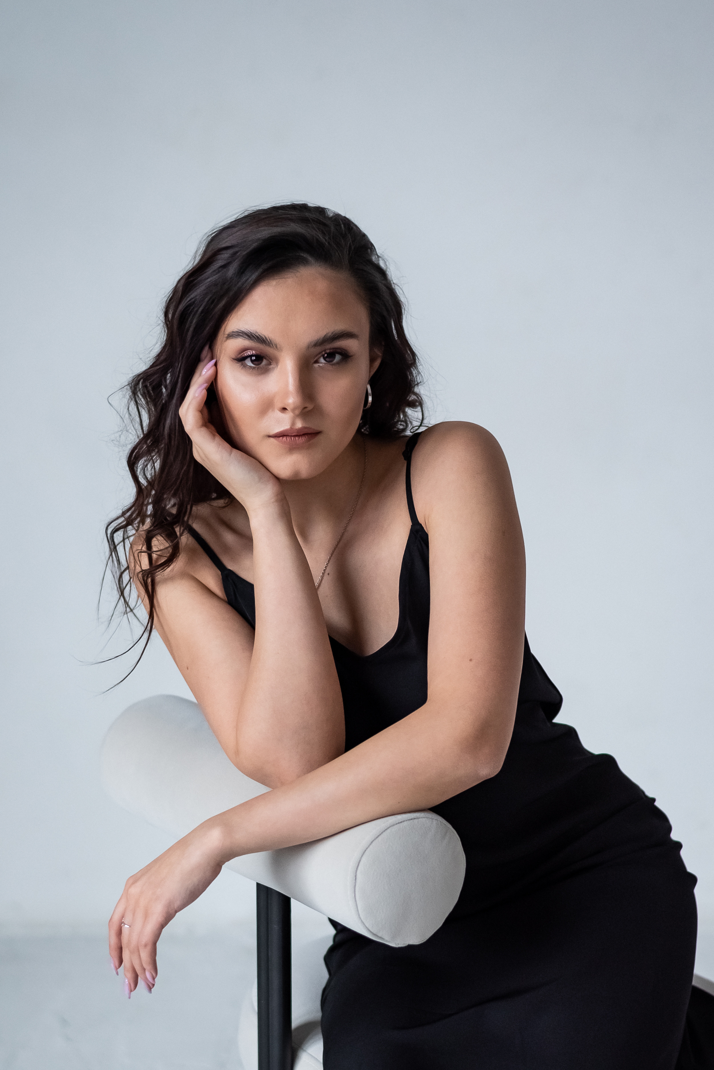 портрет девушки с длинными русыми волосами на стуле