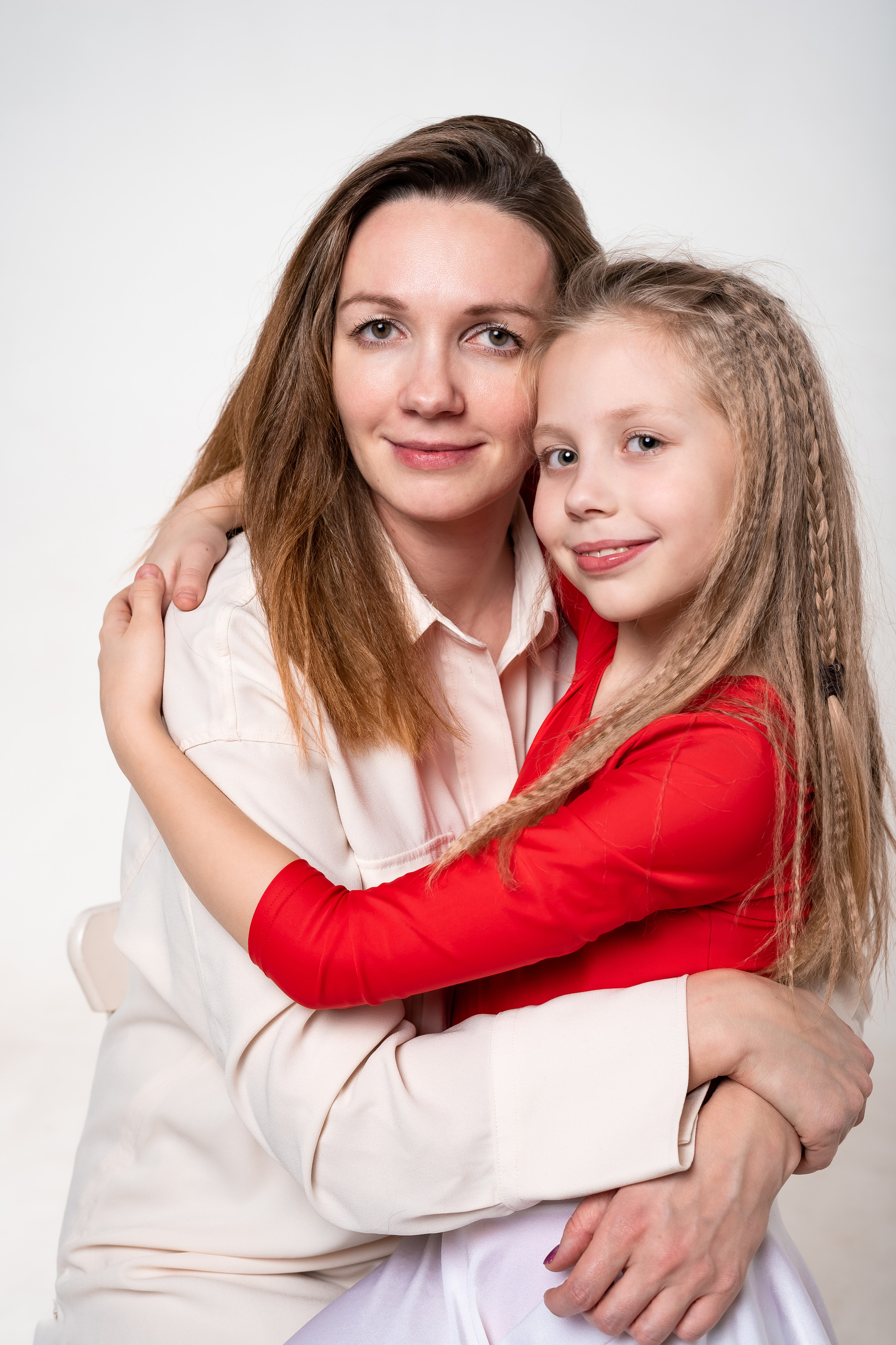 портрет мамы с дочкой в красном боди