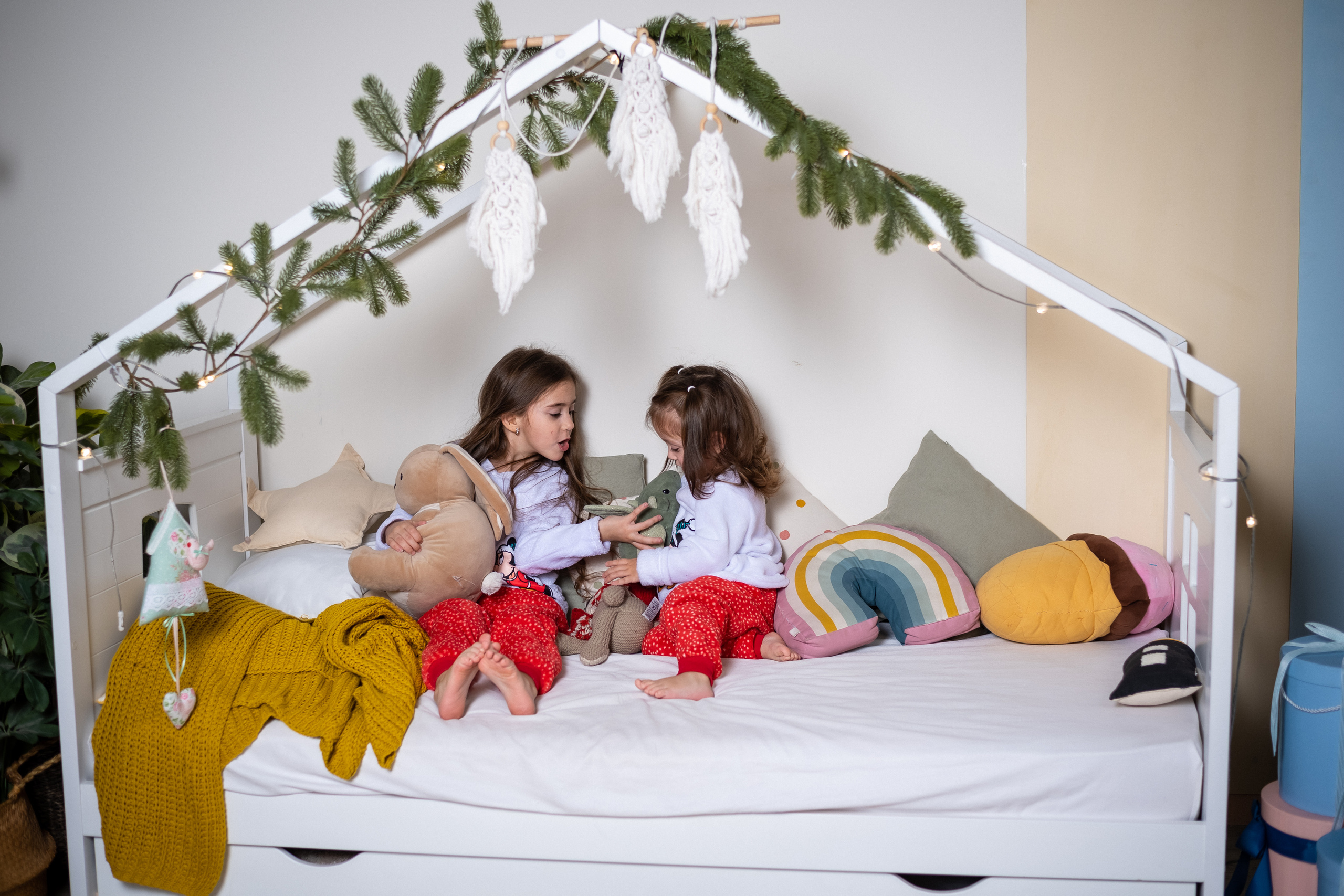 Праздничная фотосессия в студии в зале с нежными тонами. КОНТЕНТ | БРЕНД фотограф Санкт-Петербург — Жанна Олтаржевская