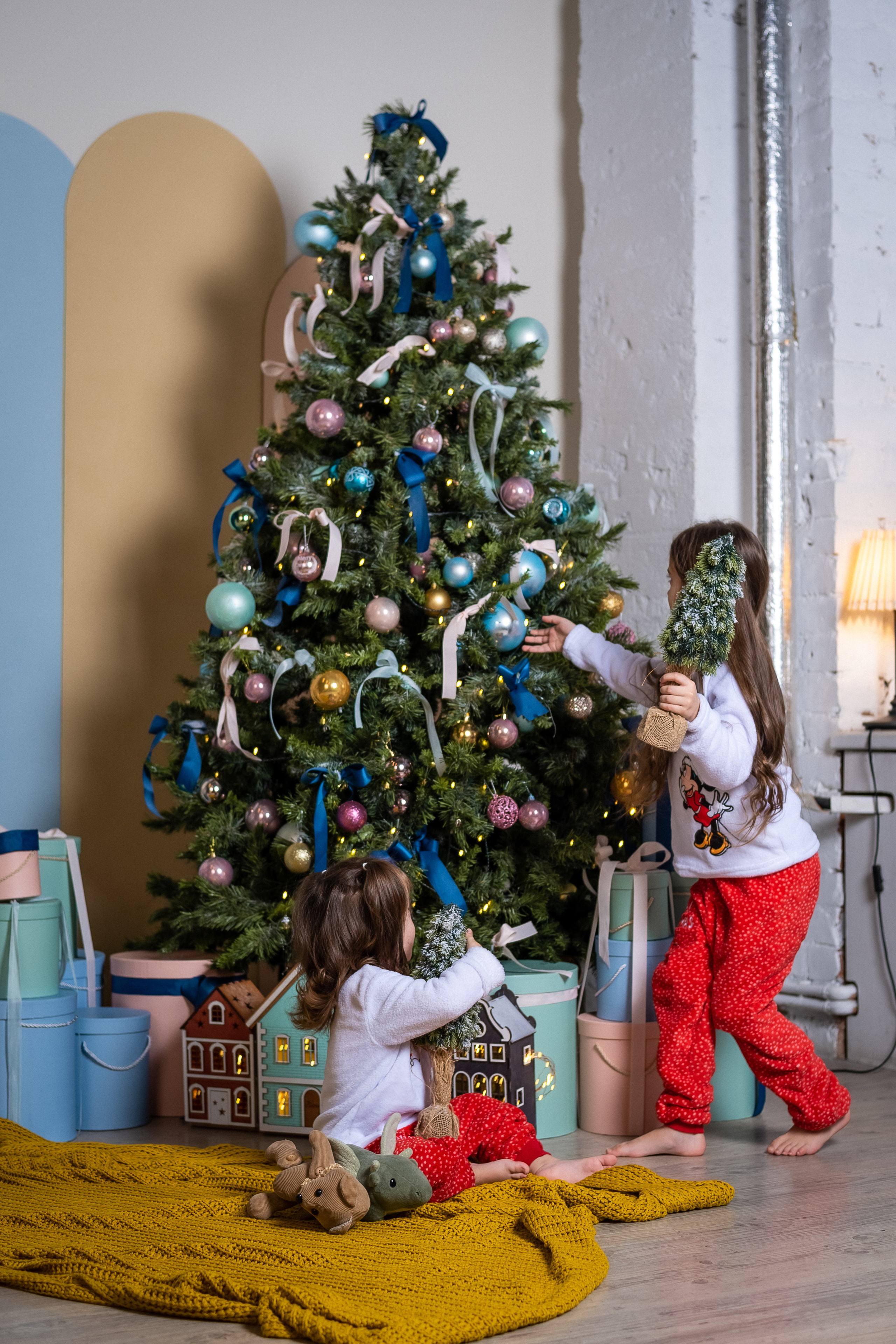 Праздничная фотосессия в студии в зале с нежными тонами. КОНТЕНТ | БРЕНД фотограф Санкт-Петербург — Жанна Олтаржевская