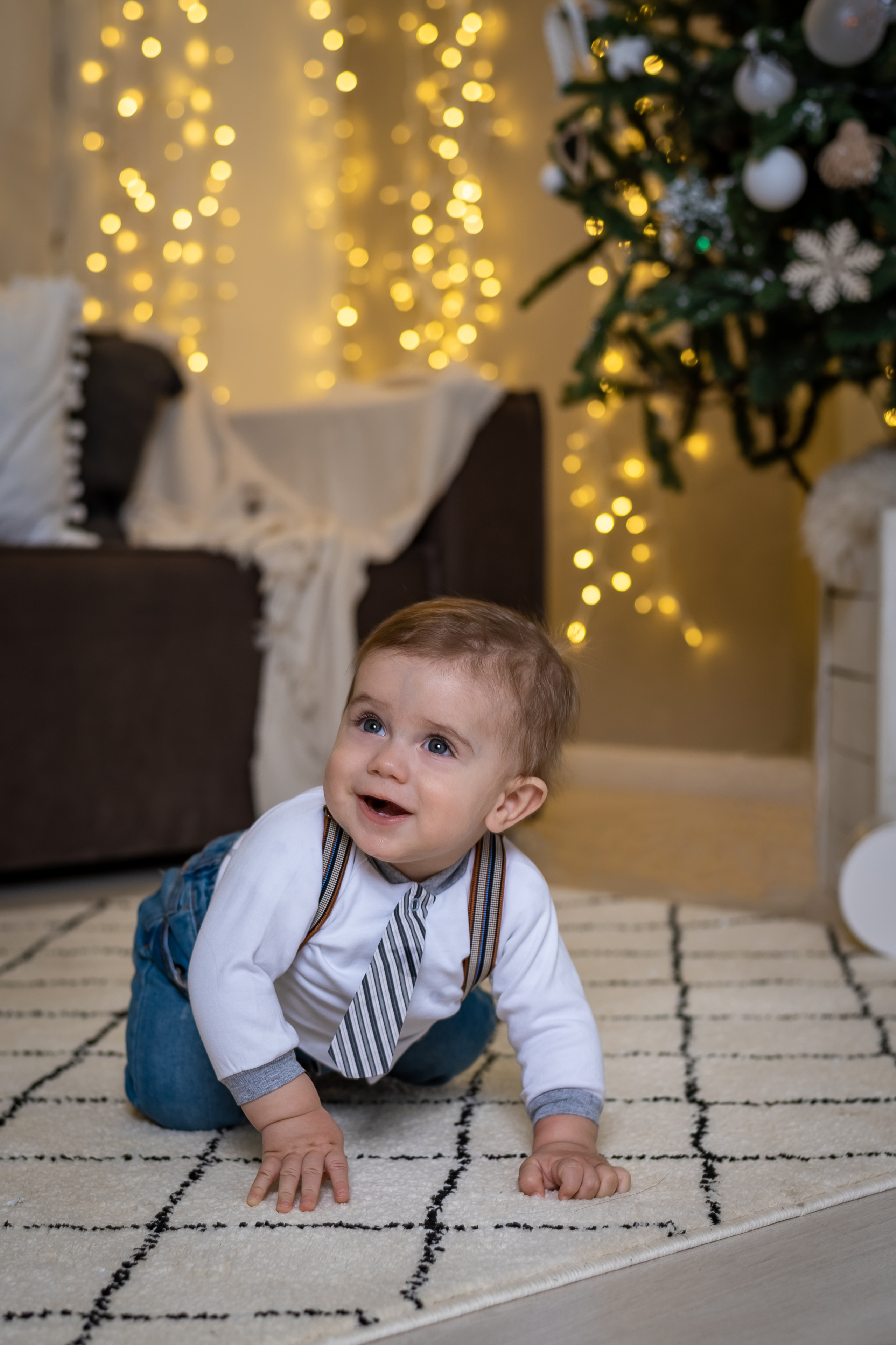 ребенок восемь месяцев ползает у новогодней елки