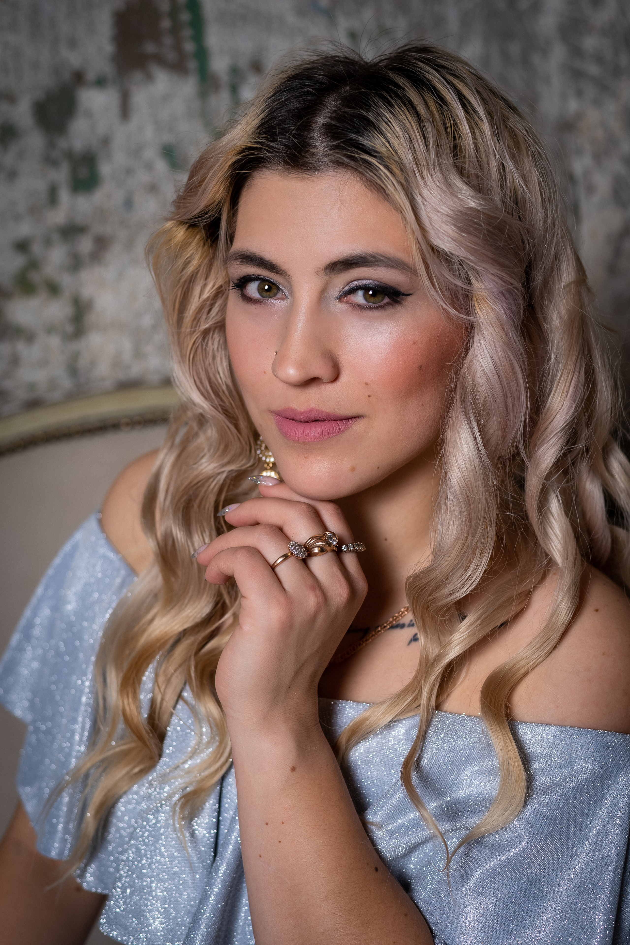 Праздничная фотосессия в студии в зале с нежными тонами. КОНТЕНТ | БРЕНД фотограф Санкт-Петербург — Жанна Олтаржевская