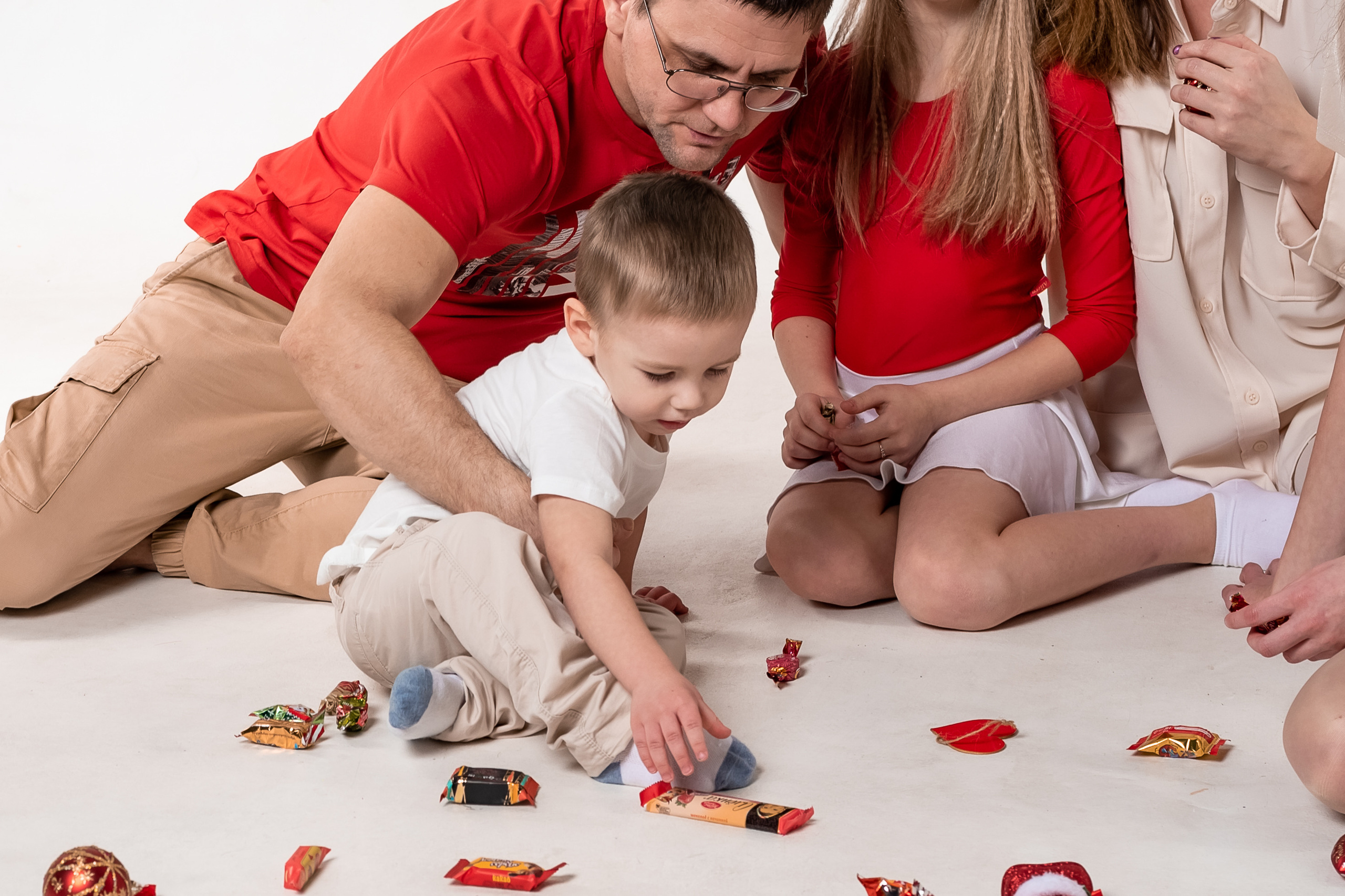 Семейная новогодняя фотосессия в зале на белом фоне. КОНТЕНТ | БРЕНД фотограф Санкт-Петербург — Жанна Олтаржевская
