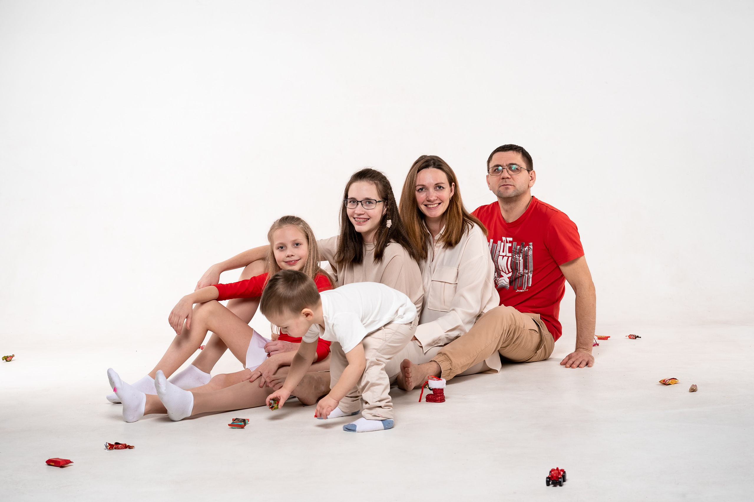 семейное общее фото на белом фоне в красно-бежево-белых образах