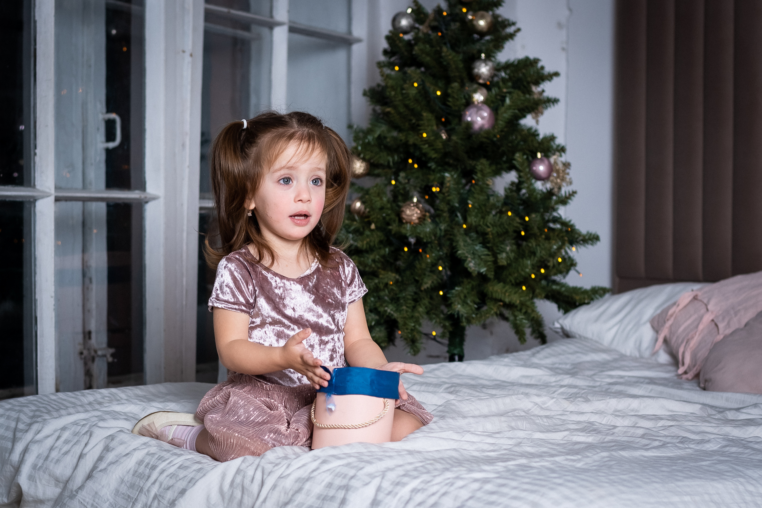 Праздничная фотосессия в студии в зале с нежными тонами. КОНТЕНТ | БРЕНД фотограф Санкт-Петербург — Жанна Олтаржевская