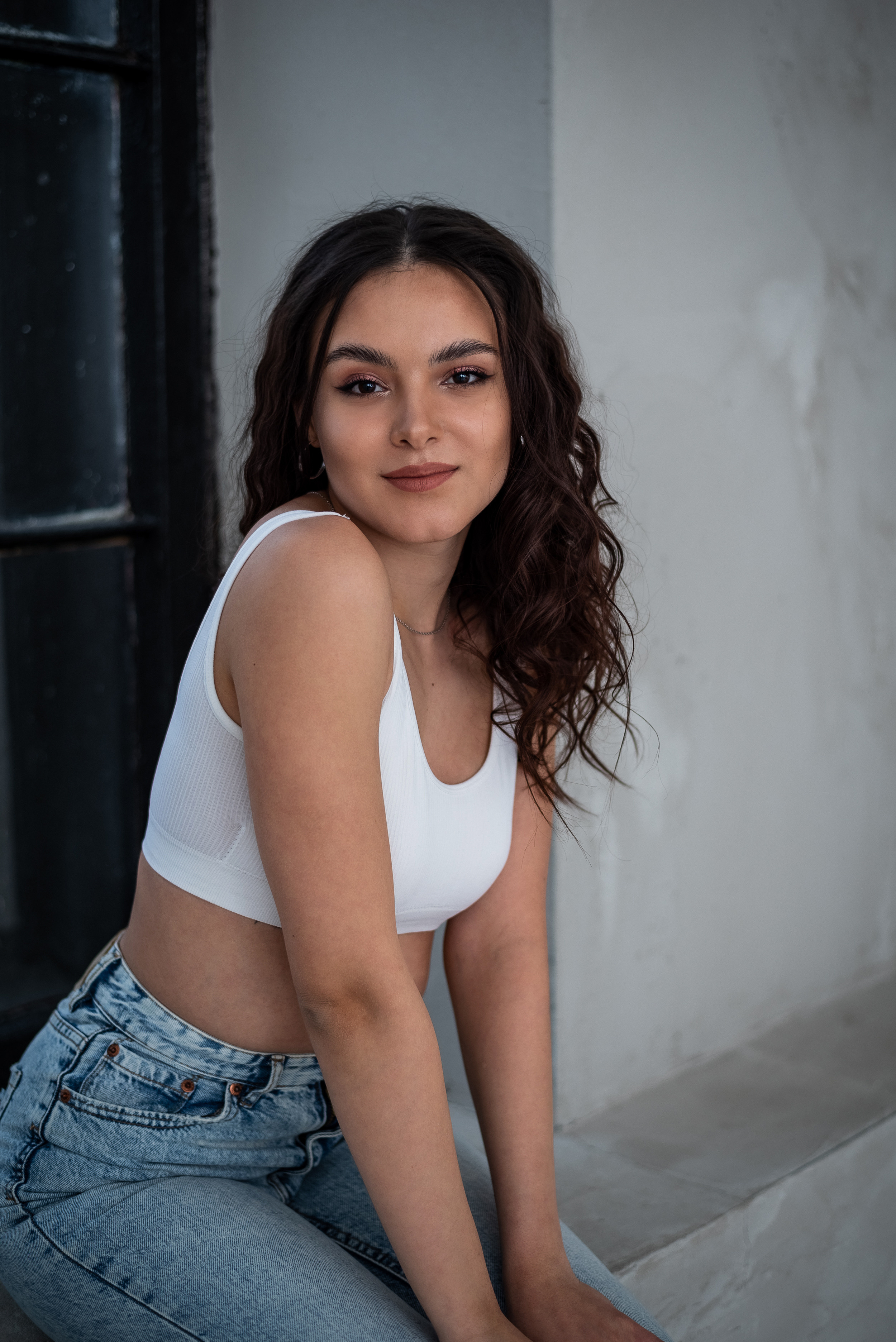 девушка сидя на подоконнике 