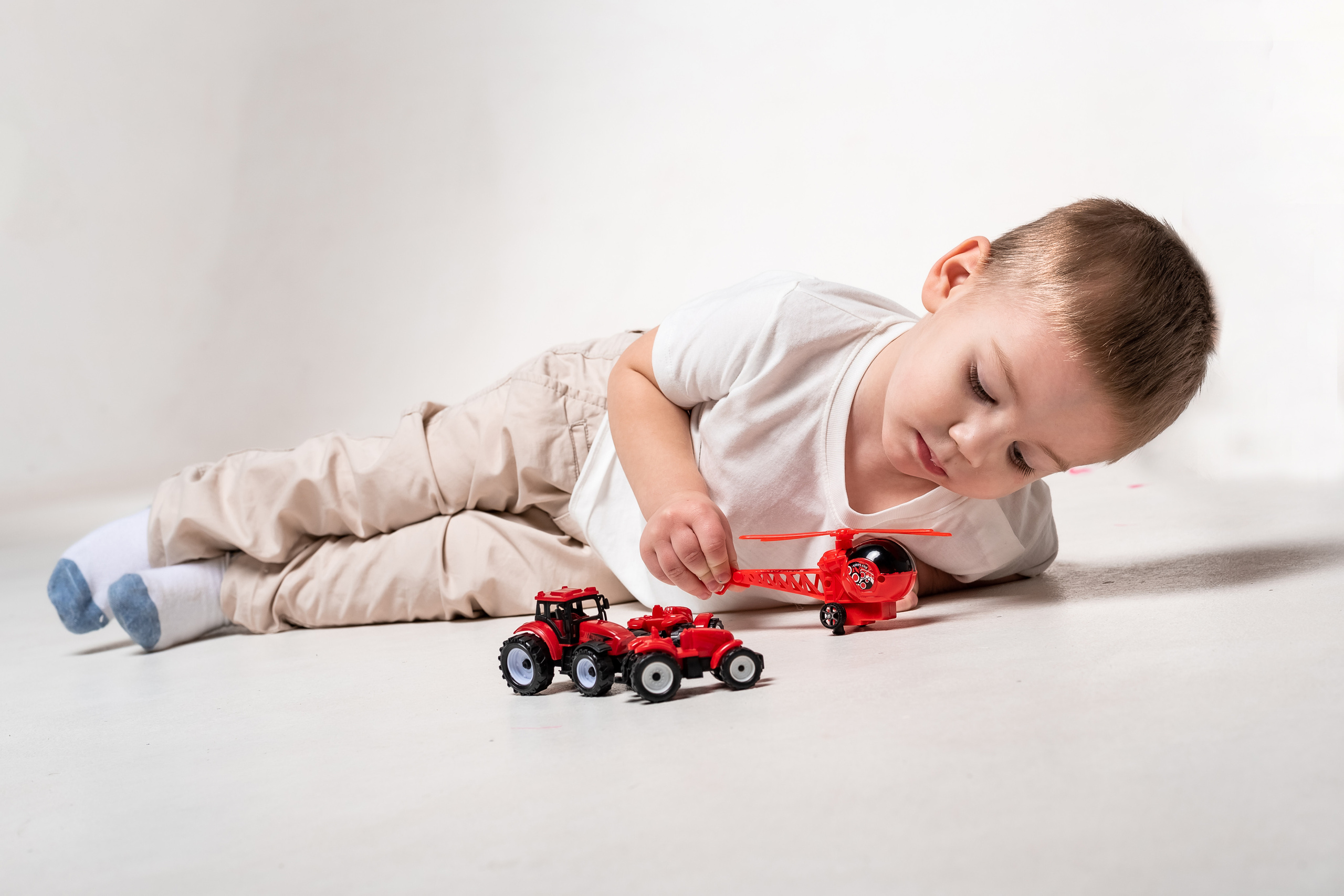 Семейная новогодняя фотосессия в зале на белом фоне. КОНТЕНТ | БРЕНД фотограф Санкт-Петербург — Жанна Олтаржевская