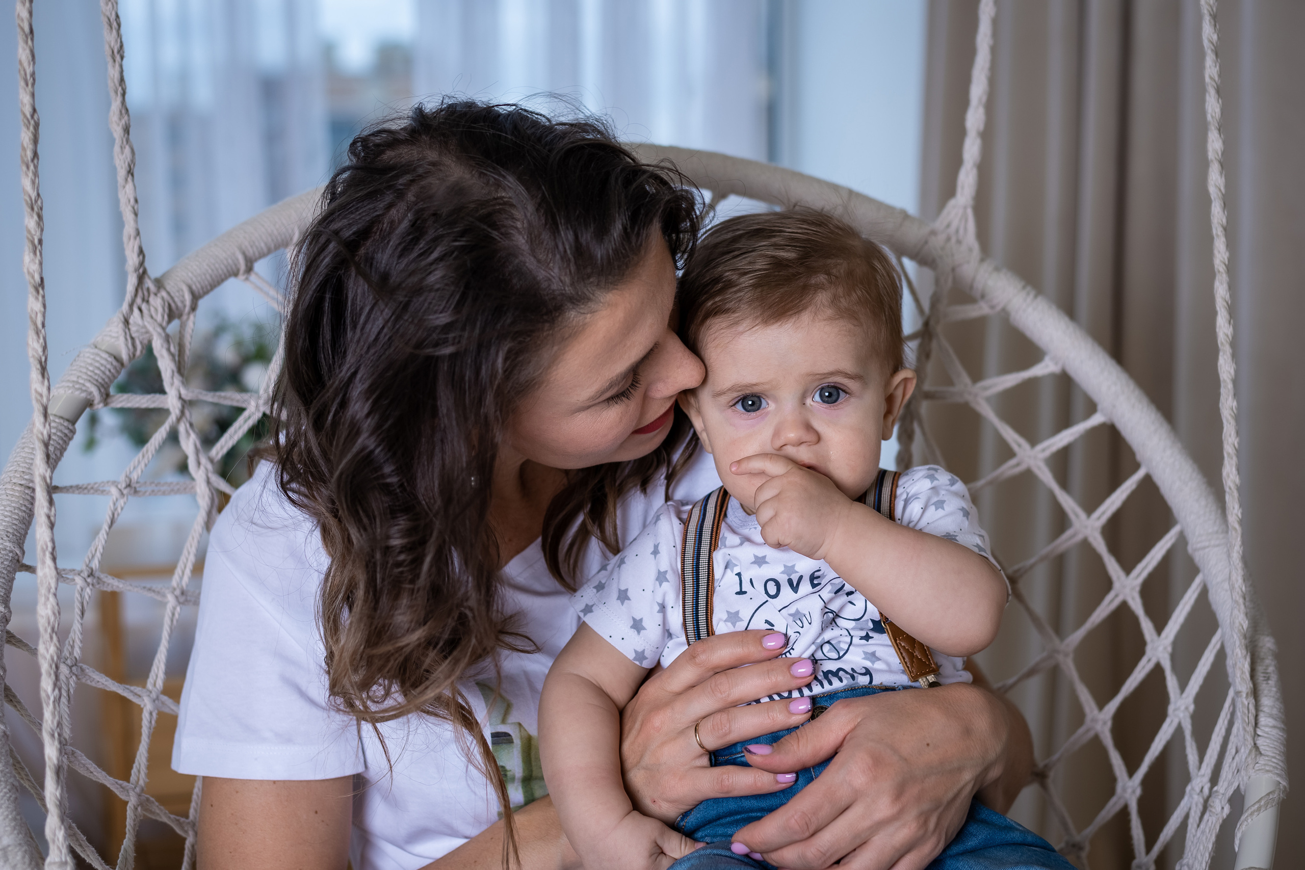 мама с ребенком на подвесном кресле-качелях