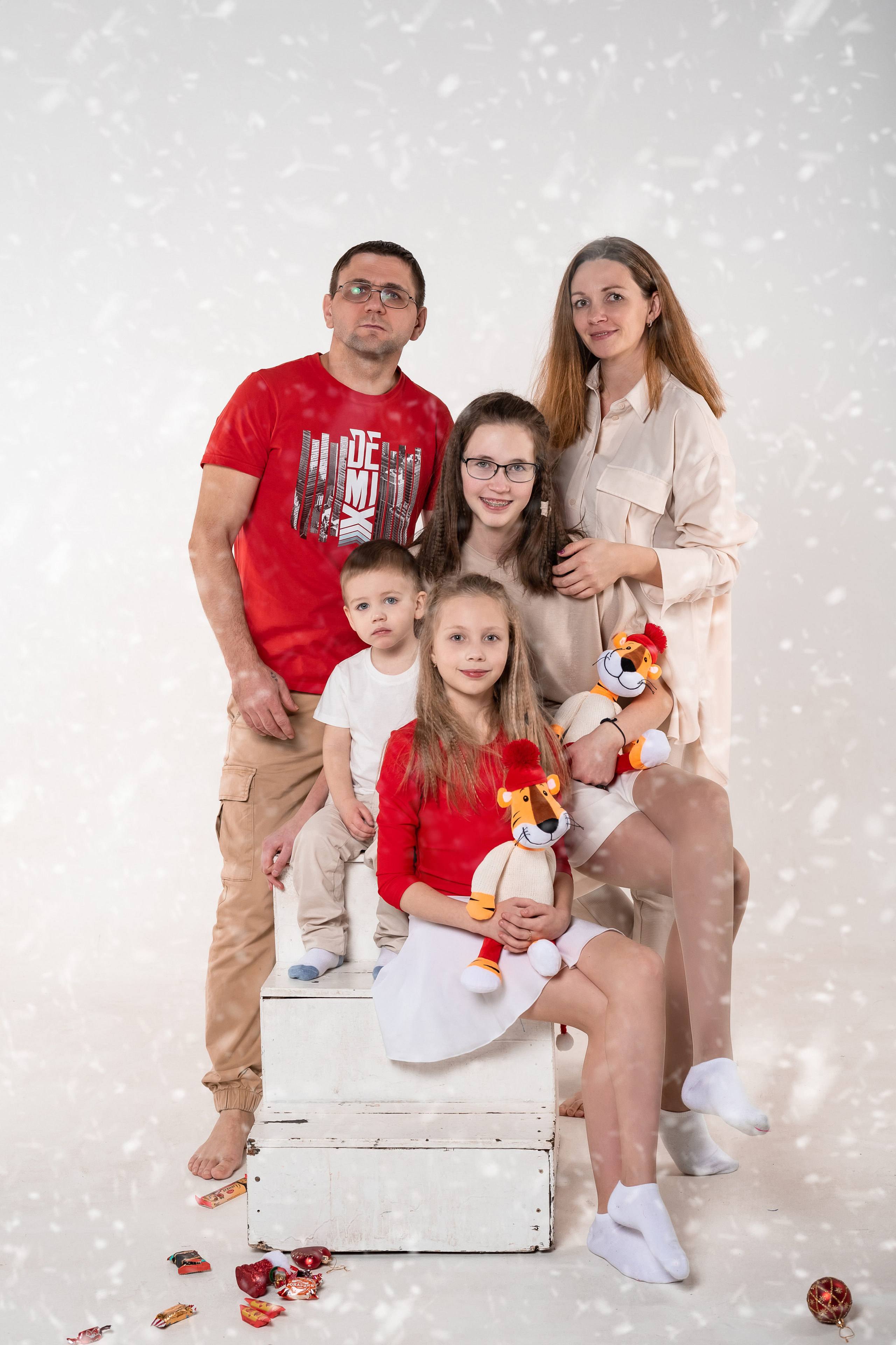 Семейная новогодняя фотосессия в зале на белом фоне. КОНТЕНТ | БРЕНД фотограф Санкт-Петербург — Жанна Олтаржевская