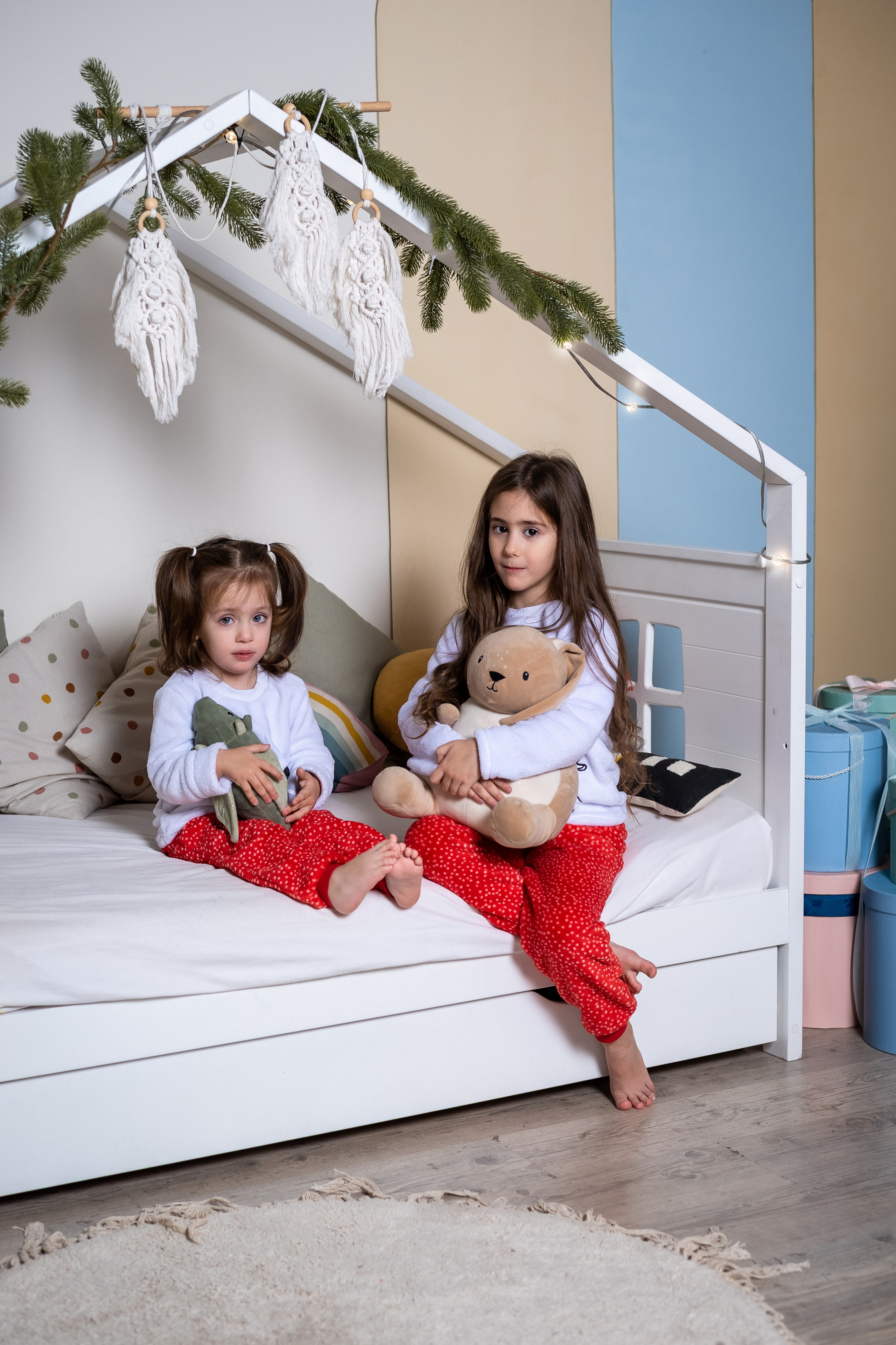 Праздничная фотосессия в студии в зале с нежными тонами. КОНТЕНТ | БРЕНД фотограф Санкт-Петербург — Жанна Олтаржевская