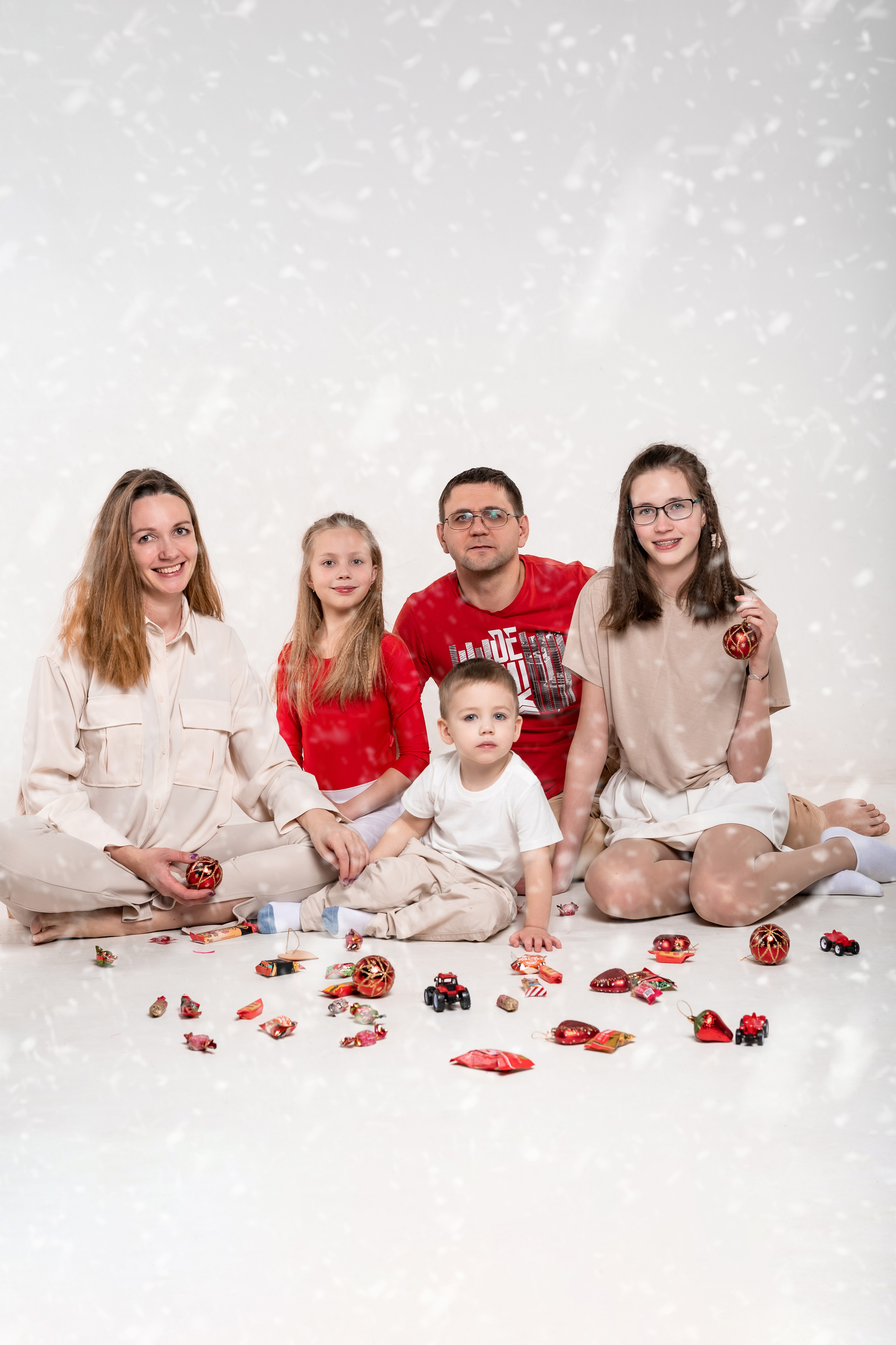 Семейная новогодняя фотосессия в зале на белом фоне. КОНТЕНТ | БРЕНД фотограф Санкт-Петербург — Жанна Олтаржевская
