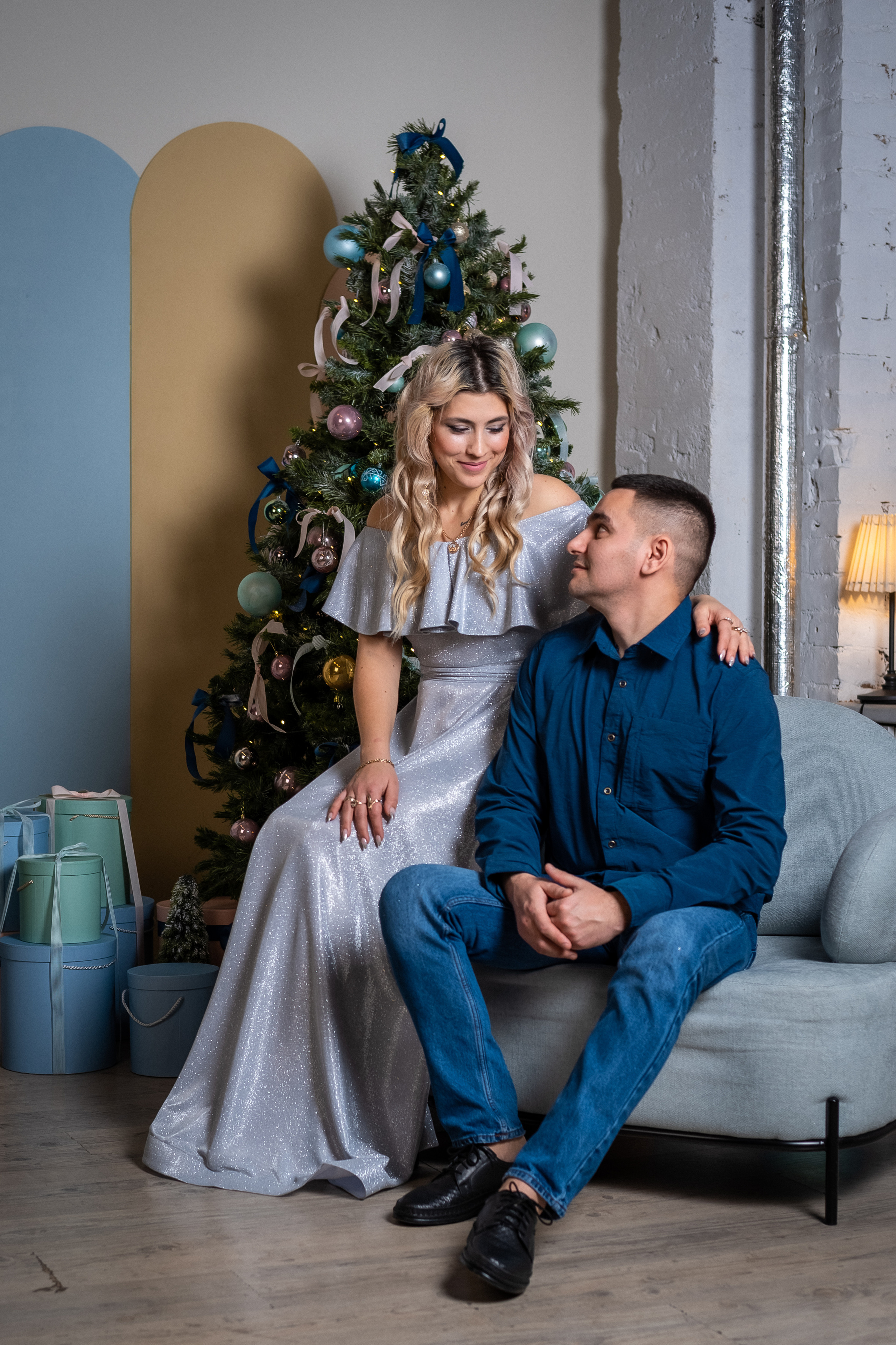 Праздничная фотосессия в студии в зале с нежными тонами. КОНТЕНТ | БРЕНД фотограф Санкт-Петербург — Жанна Олтаржевская