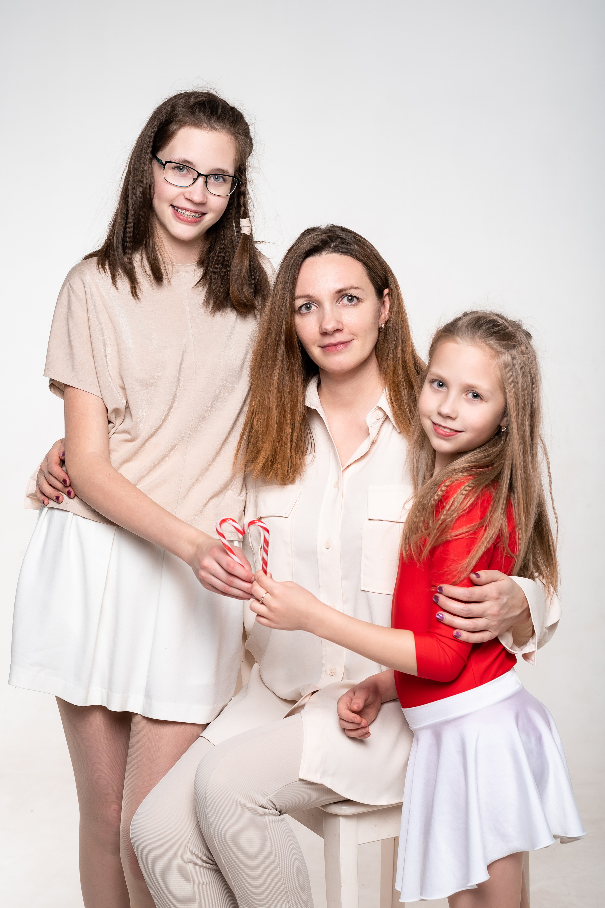 Семейная новогодняя фотосессия в зале на белом фоне. КОНТЕНТ | БРЕНД фотограф Санкт-Петербург — Жанна Олтаржевская