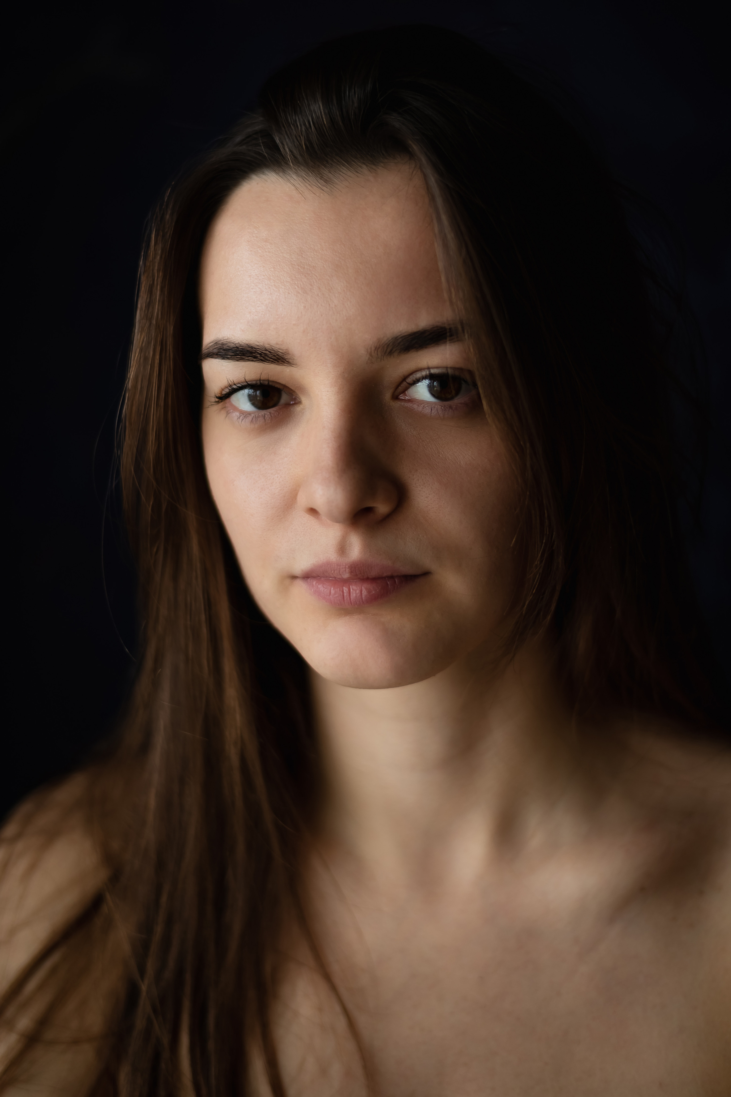 Портрет на темном фоне с рисующим светом. КОНТЕНТ |БРЕНД фотограф Санкт-Петербург — Жанна Олтаржевская