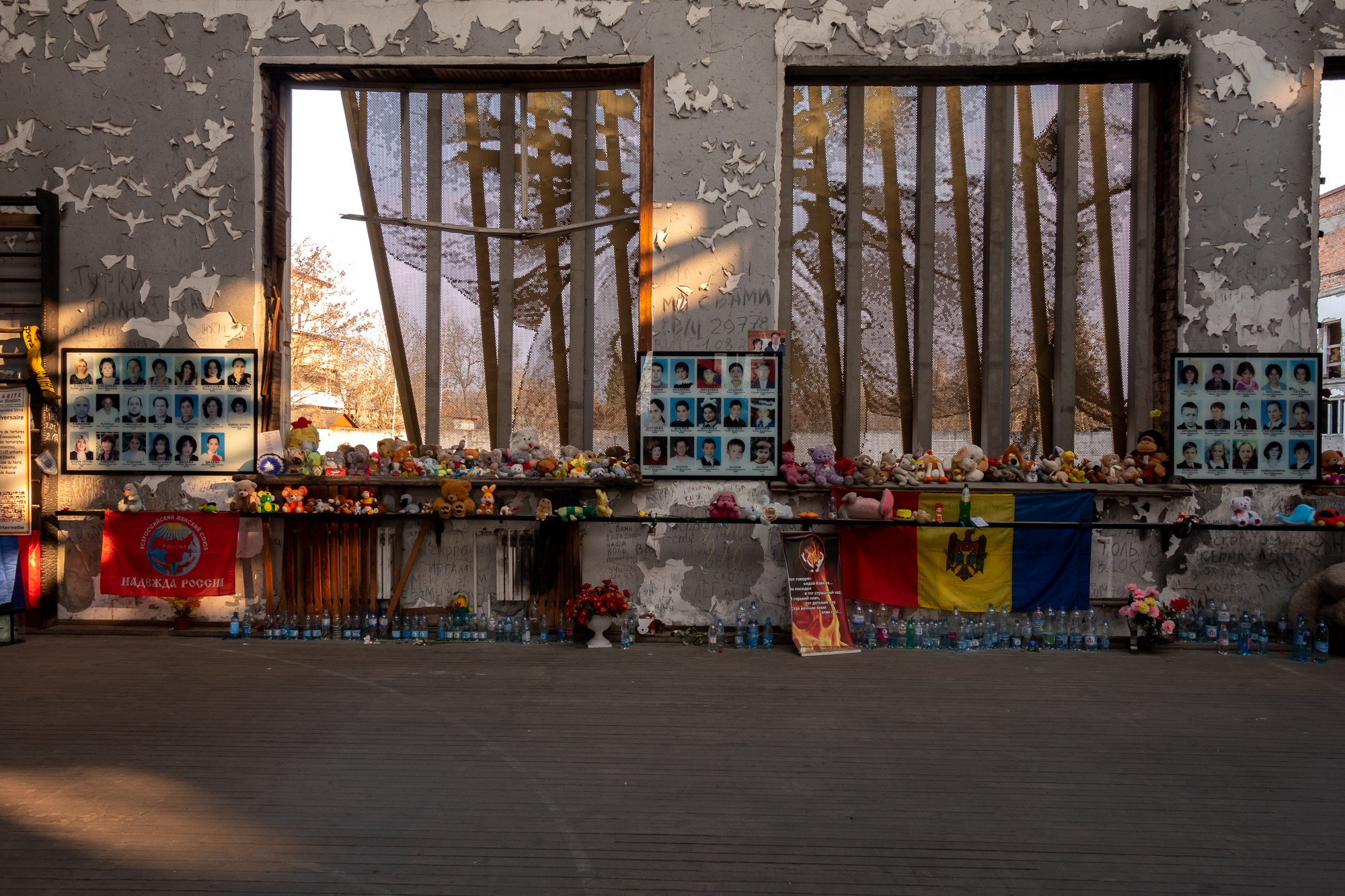 Школа № 1, г. Беслан. Была захвачена террористами 1 сентября 2004 года. Фотограф Алексей Скоробогатько