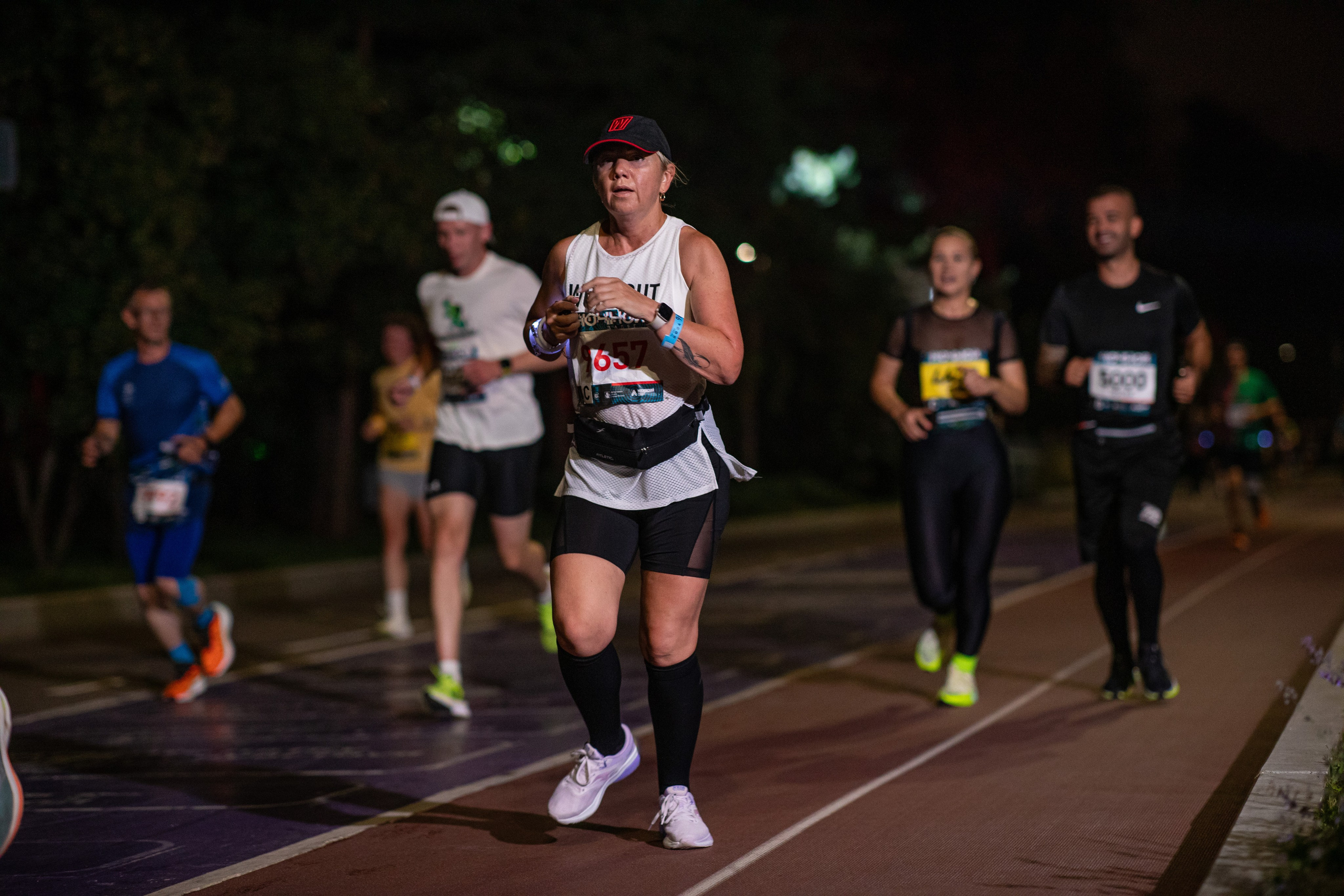 Ночной забег в ленте фотографий бегунов 03.08.24. Фотограф Сергей Ловкий