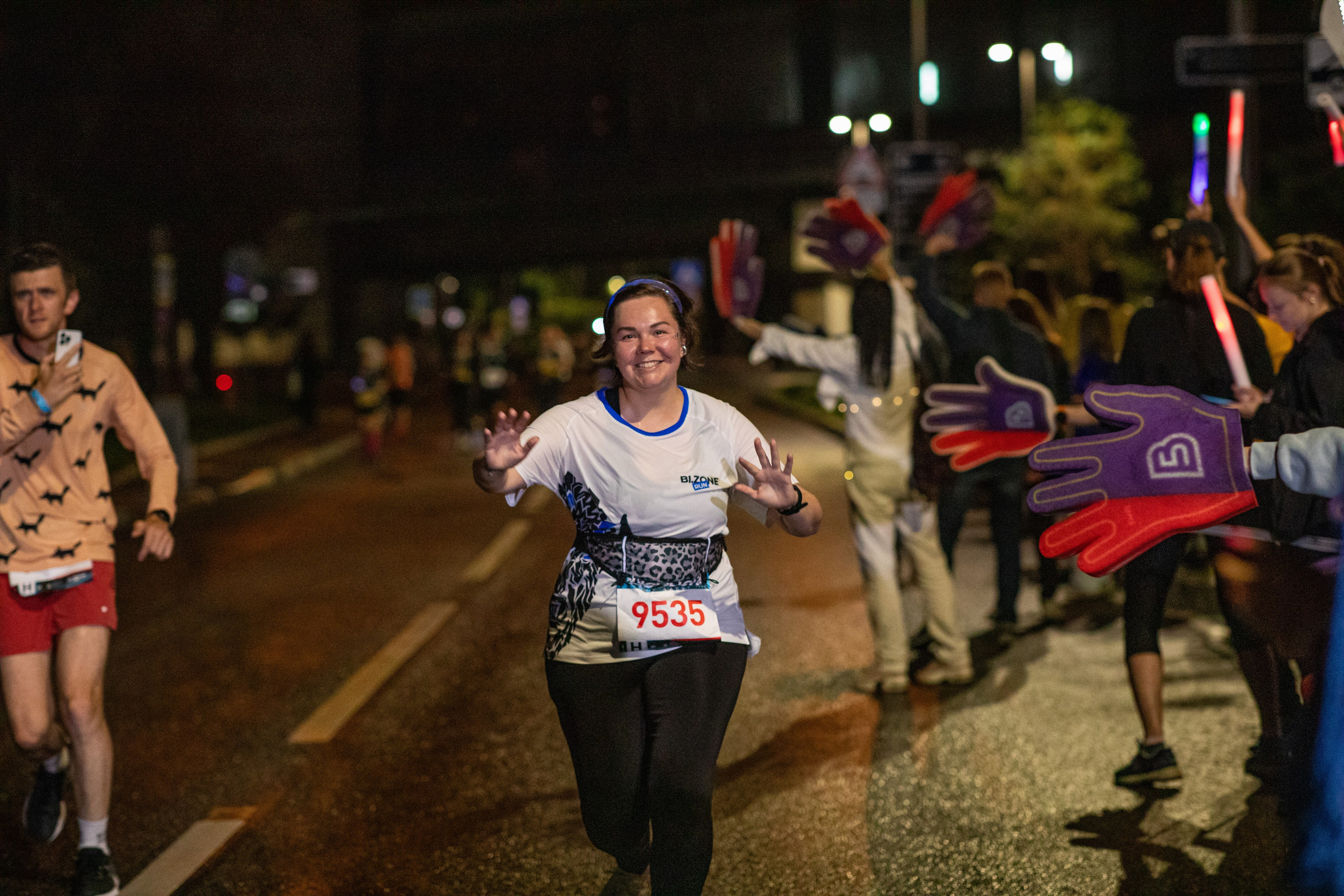 Ночной забег в ленте фотографий бегунов 03.08.24. Фотограф Сергей Ловкий