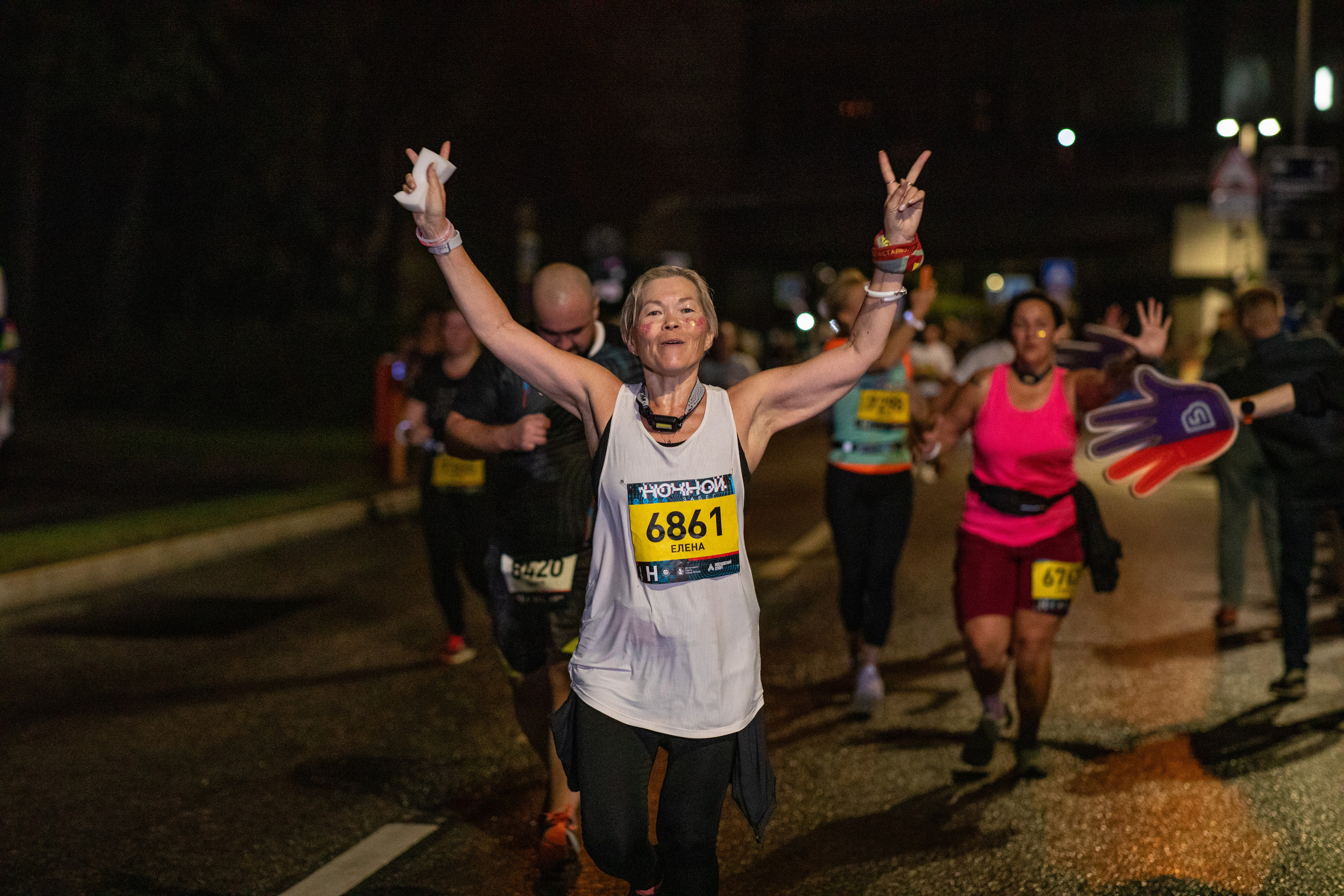 Ночной забег в ленте фотографий бегунов 03.08.24. Фотограф Сергей Ловкий