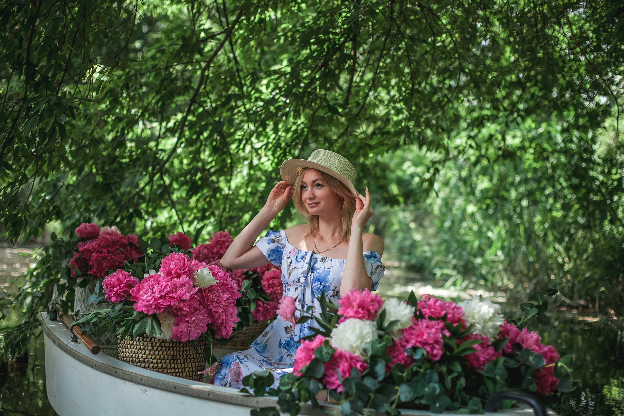 Екатерина и Вика в лодке с пионами. Фотограф в Волгограде Норченко Светлана