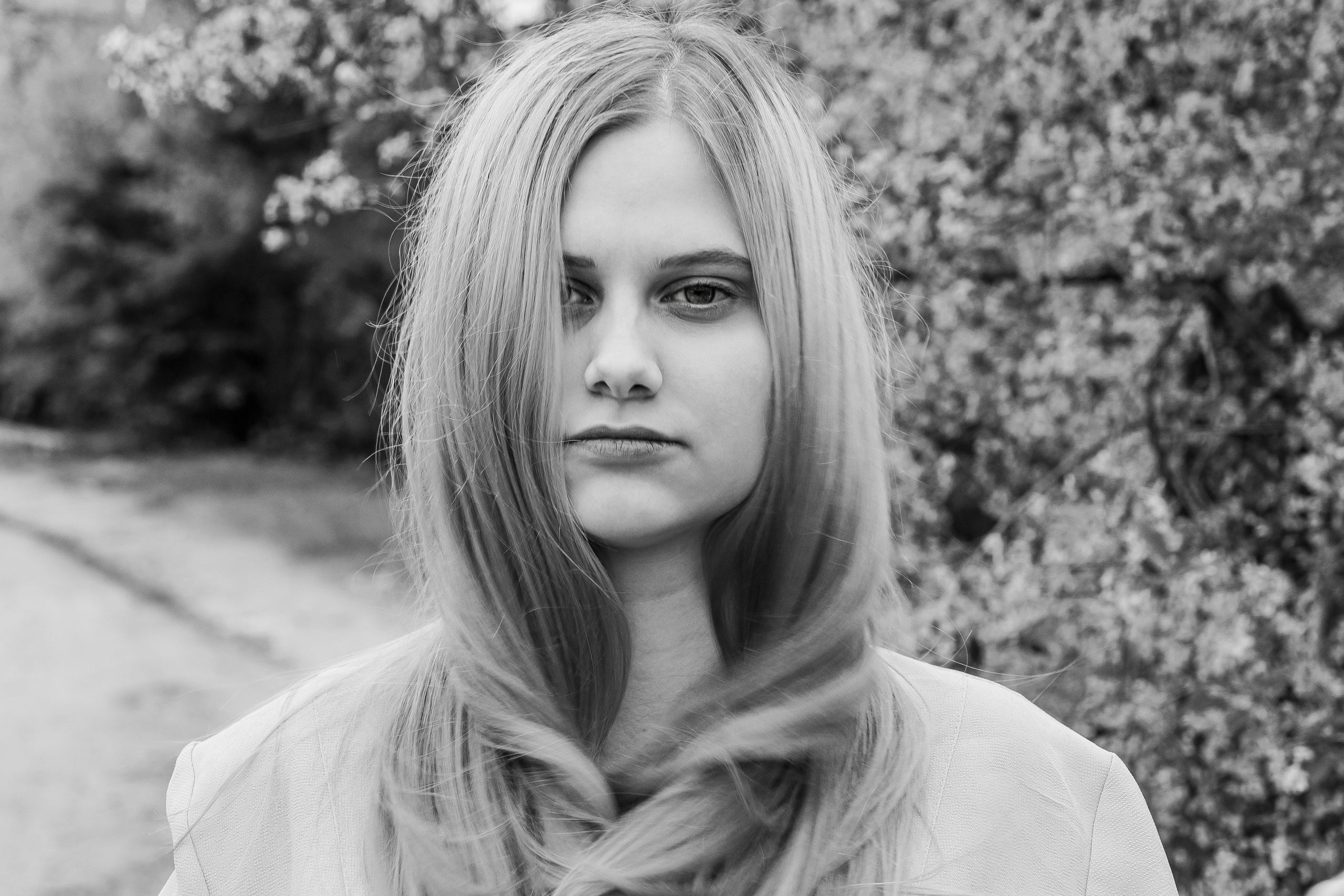 Девушка со светлыми волосами. Лицо