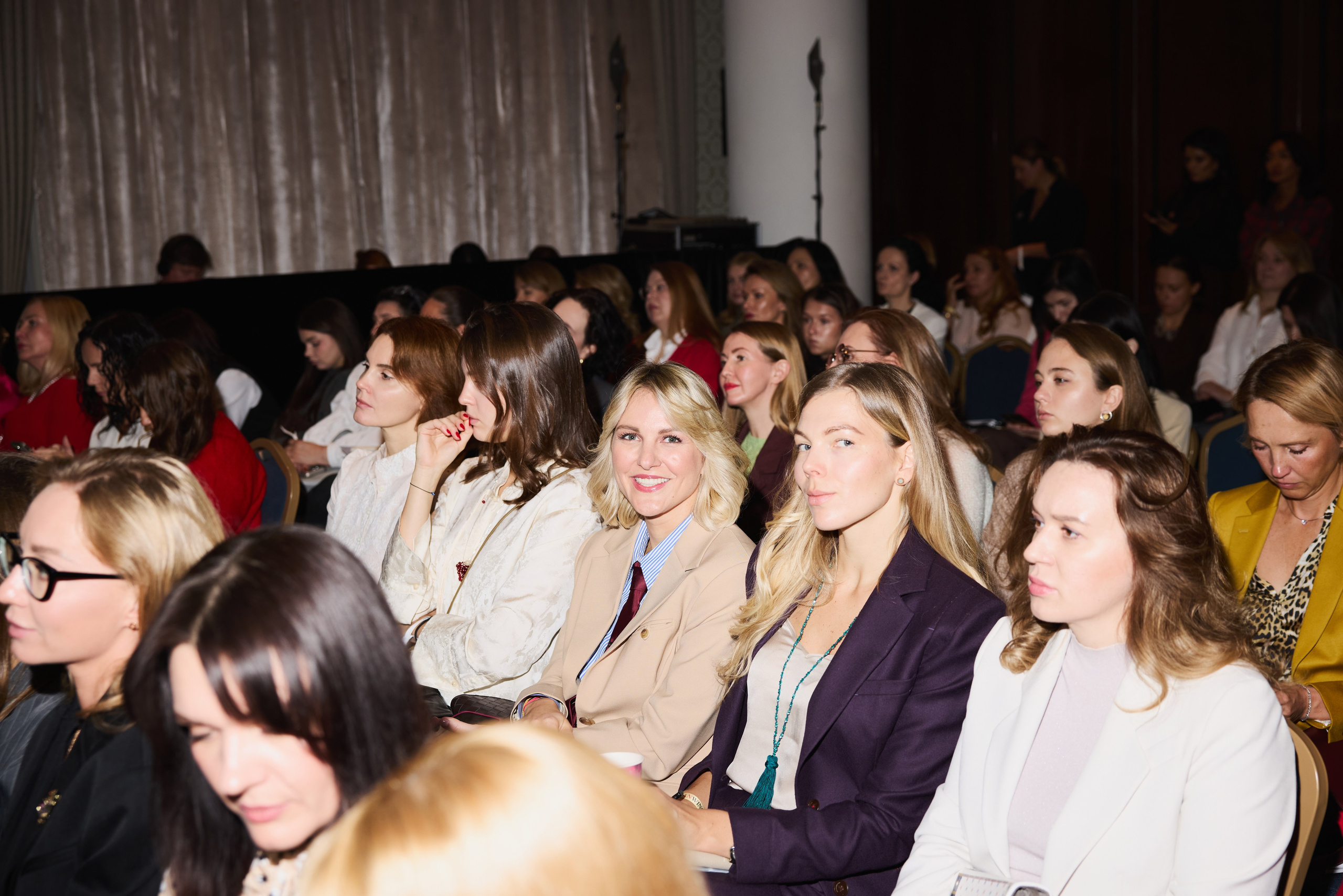 WOMAN WINGS Forum at The Carlton фото. Профессиональный фотограф Татьяна Евглевская