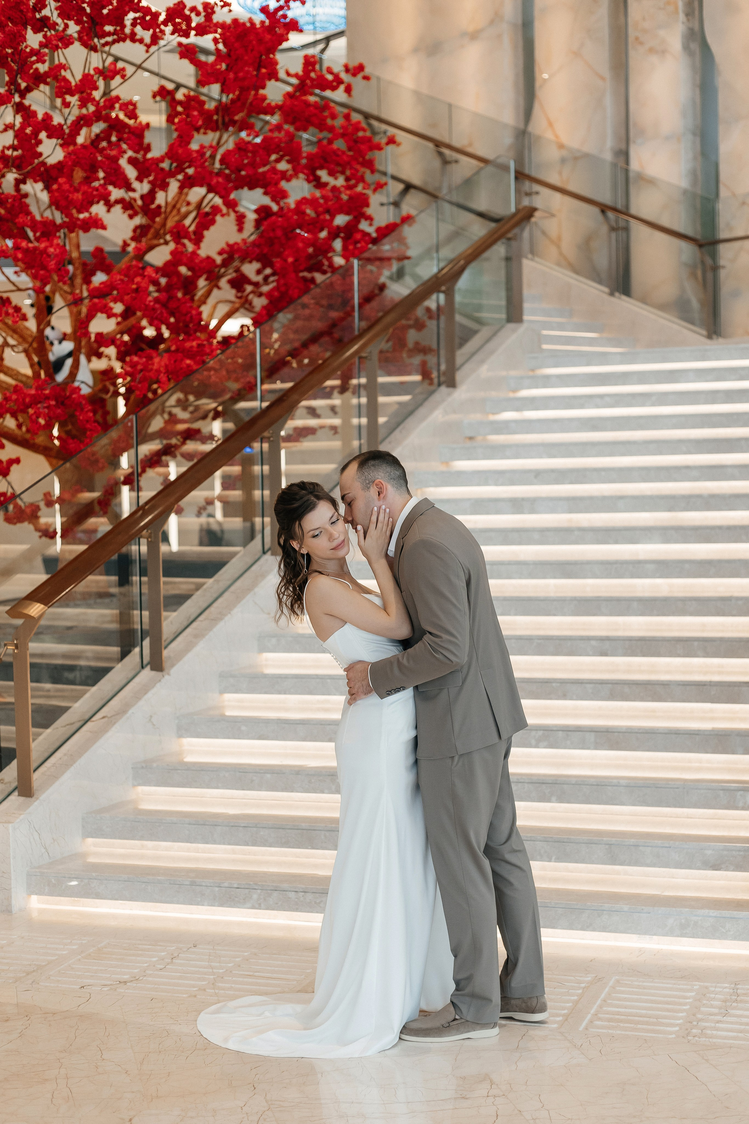 Свадебная фотосессия в холле отеля Soluxe Hotel Moscow