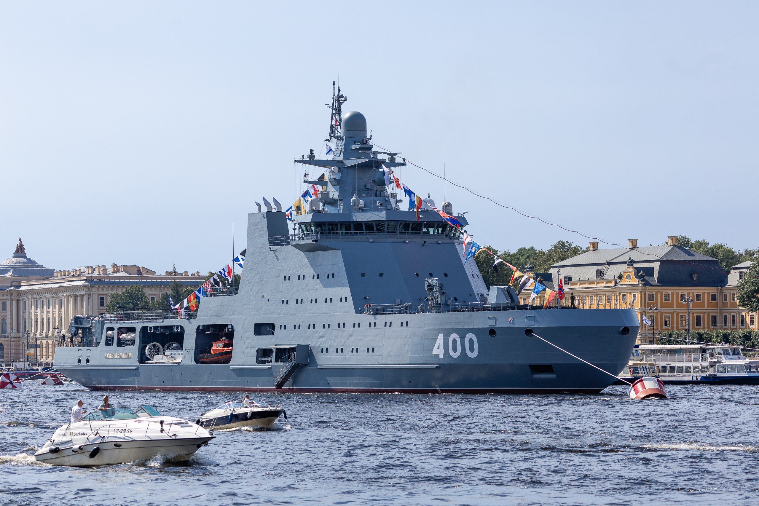 Головной многоцелевой патрульный корабль ледового класса "Иван Папанин" (400) на День ВМФ России 2024 в Санкт-Петербурге