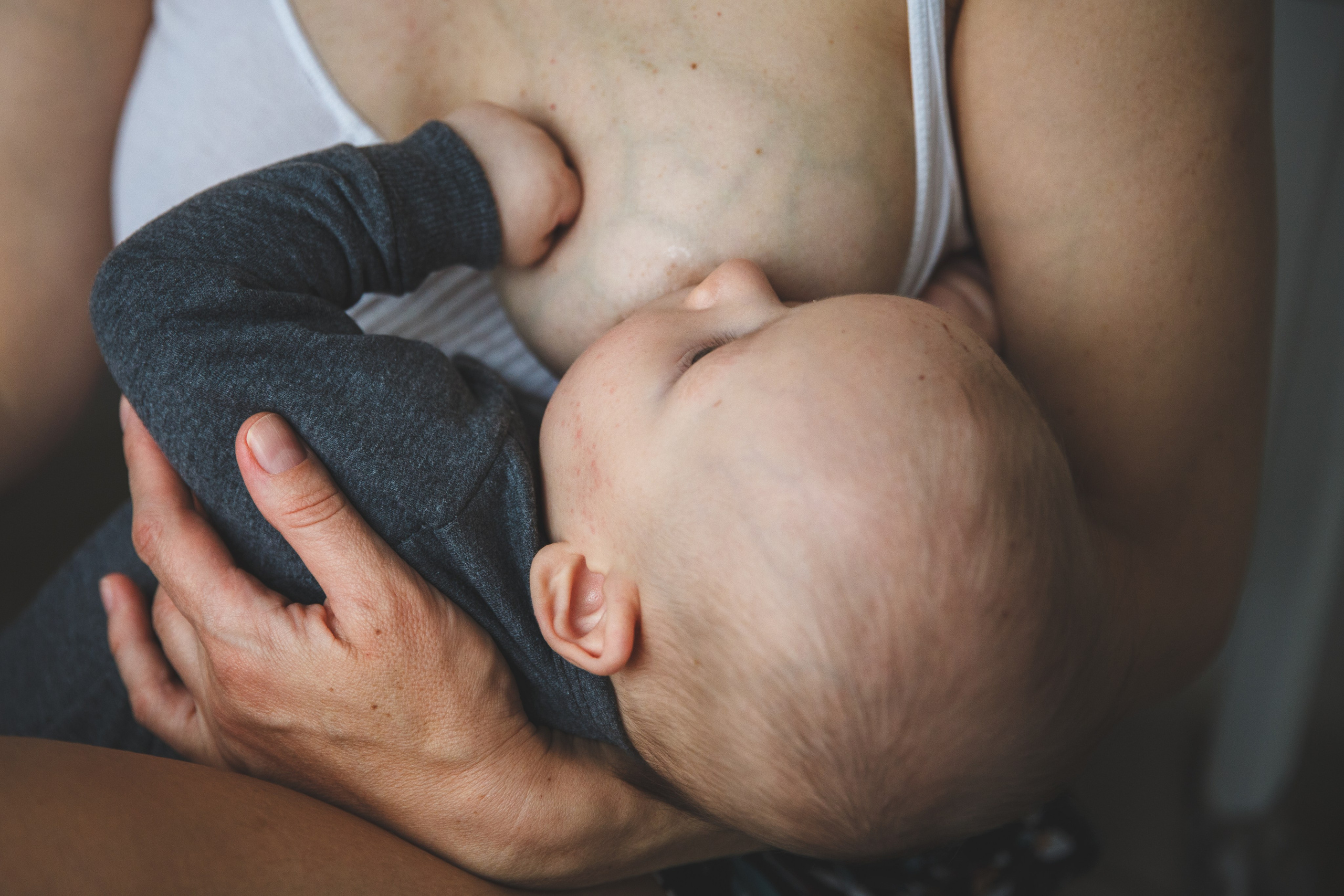 Домашняя фотосъемка грудного кормления. Семейный и школьный фотограф в Москве Анна Ткач