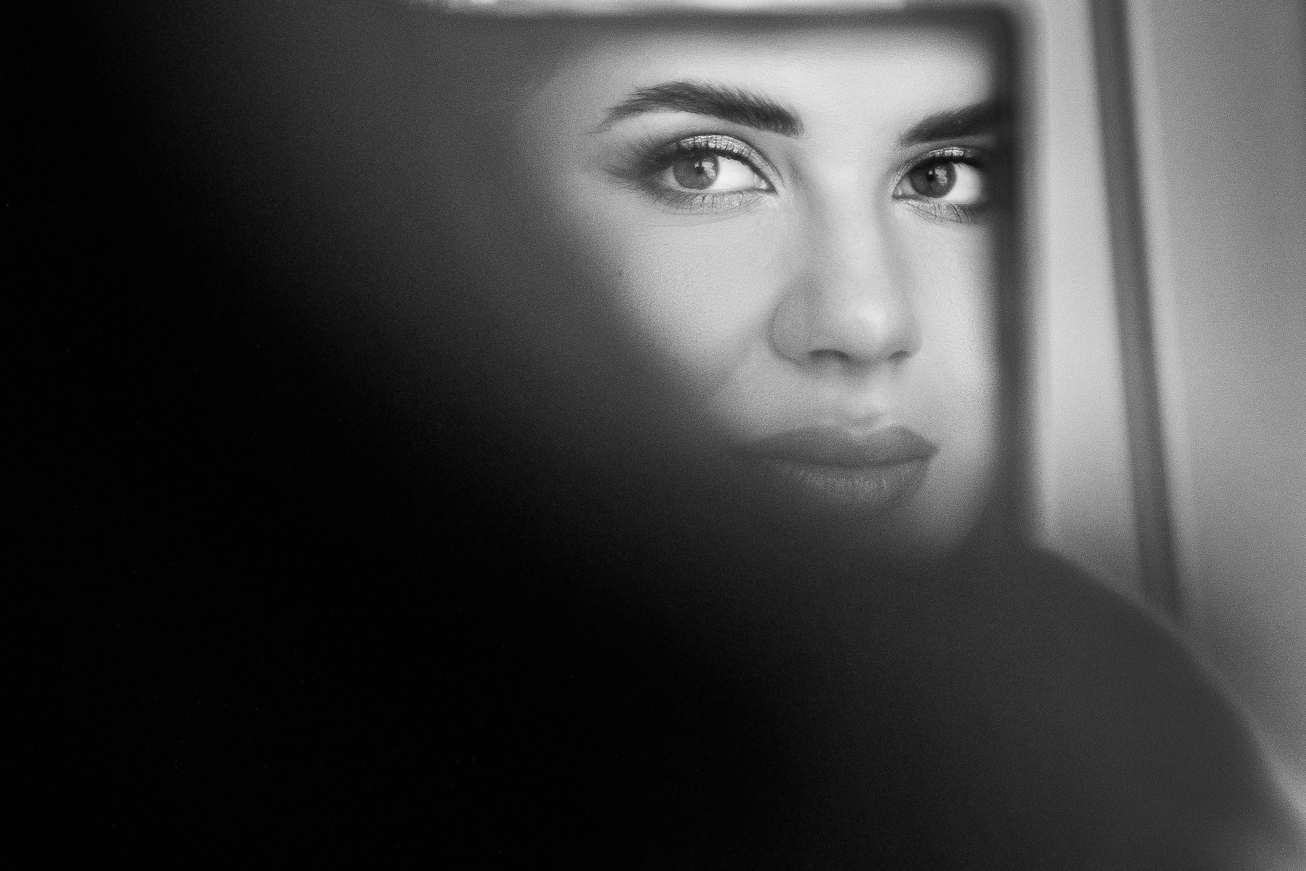 девушка смотрит на себя в зеркало 